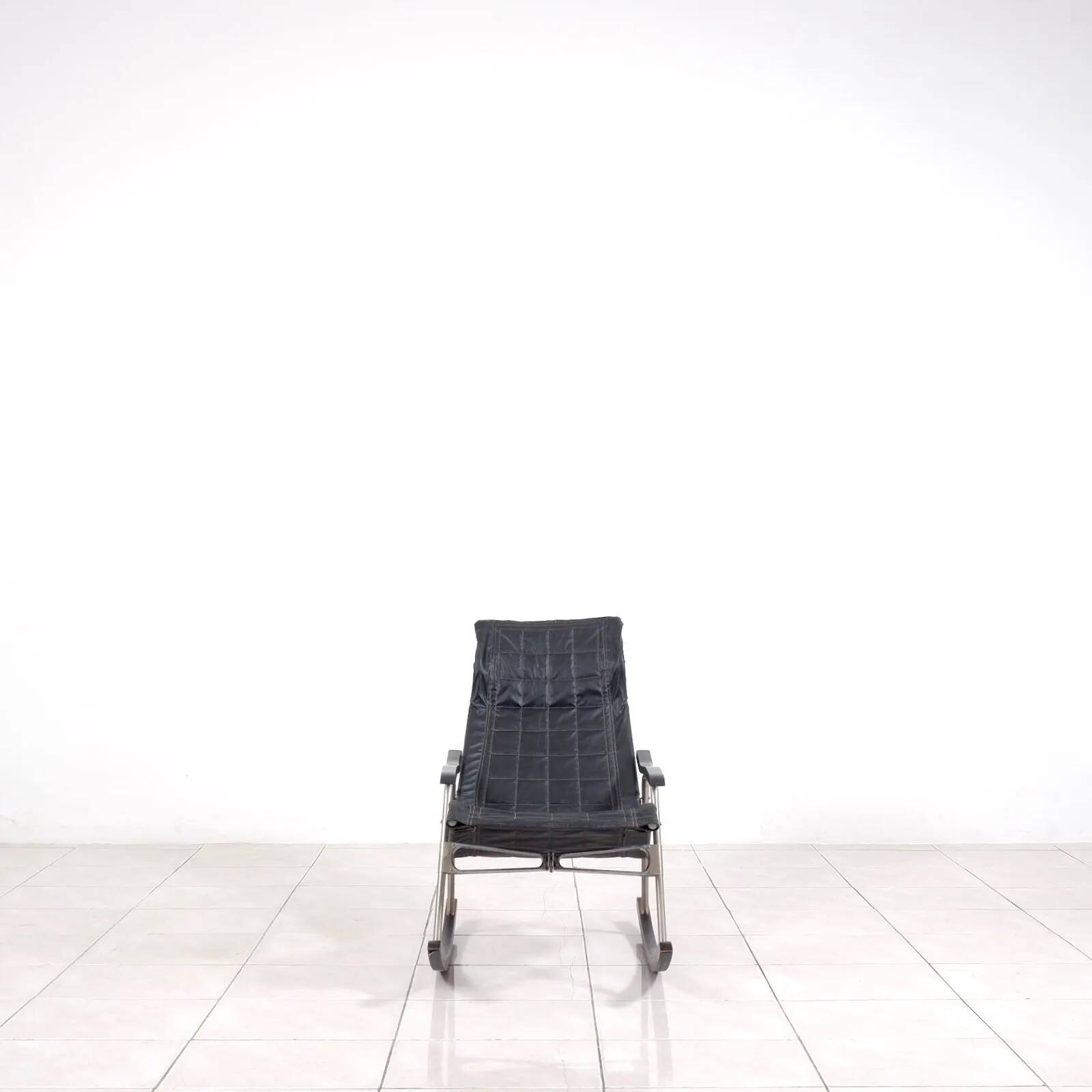 Foldable rocking chair by Takeshi Nii