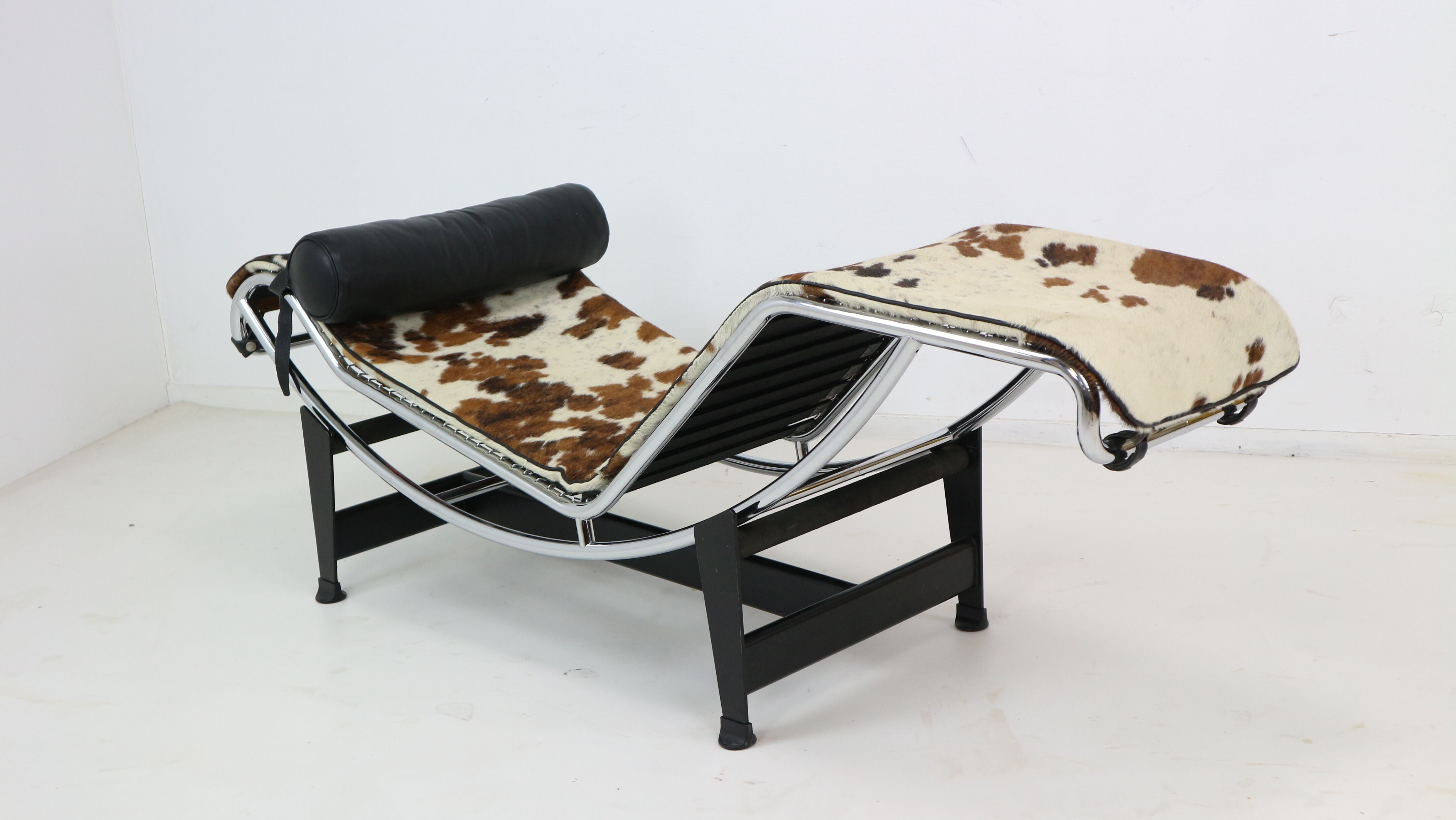 Chair long "LC4" Le Corbusier, Cassina Edition, Ponyskin.