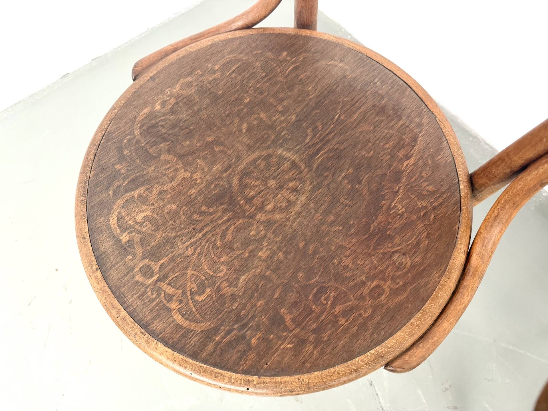 Paire de Fauteuils de Bureau Thonet – Hêtre Courbé & Assises Pyrogravées