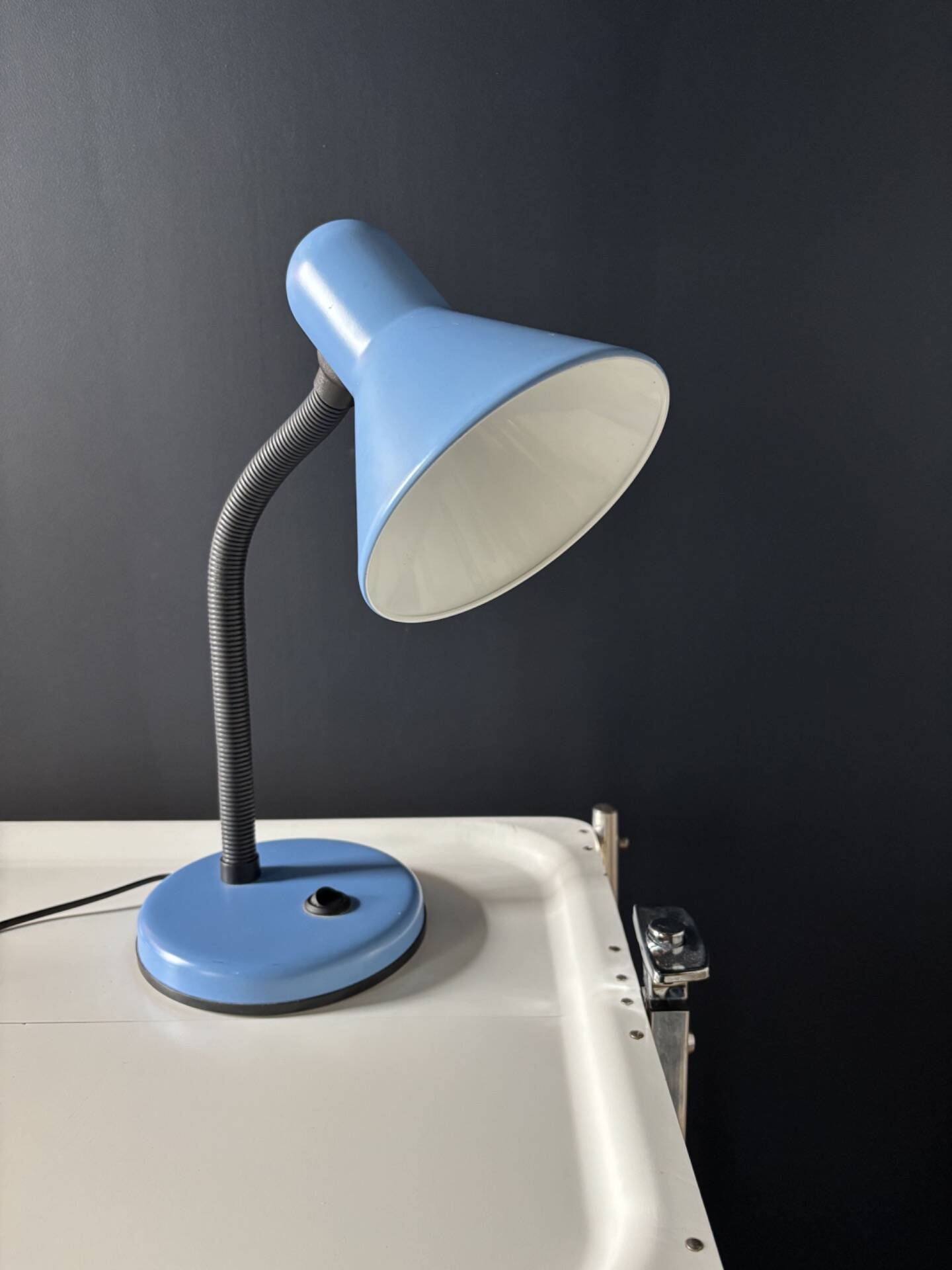 Lampe de bureau vintage en métal bleu