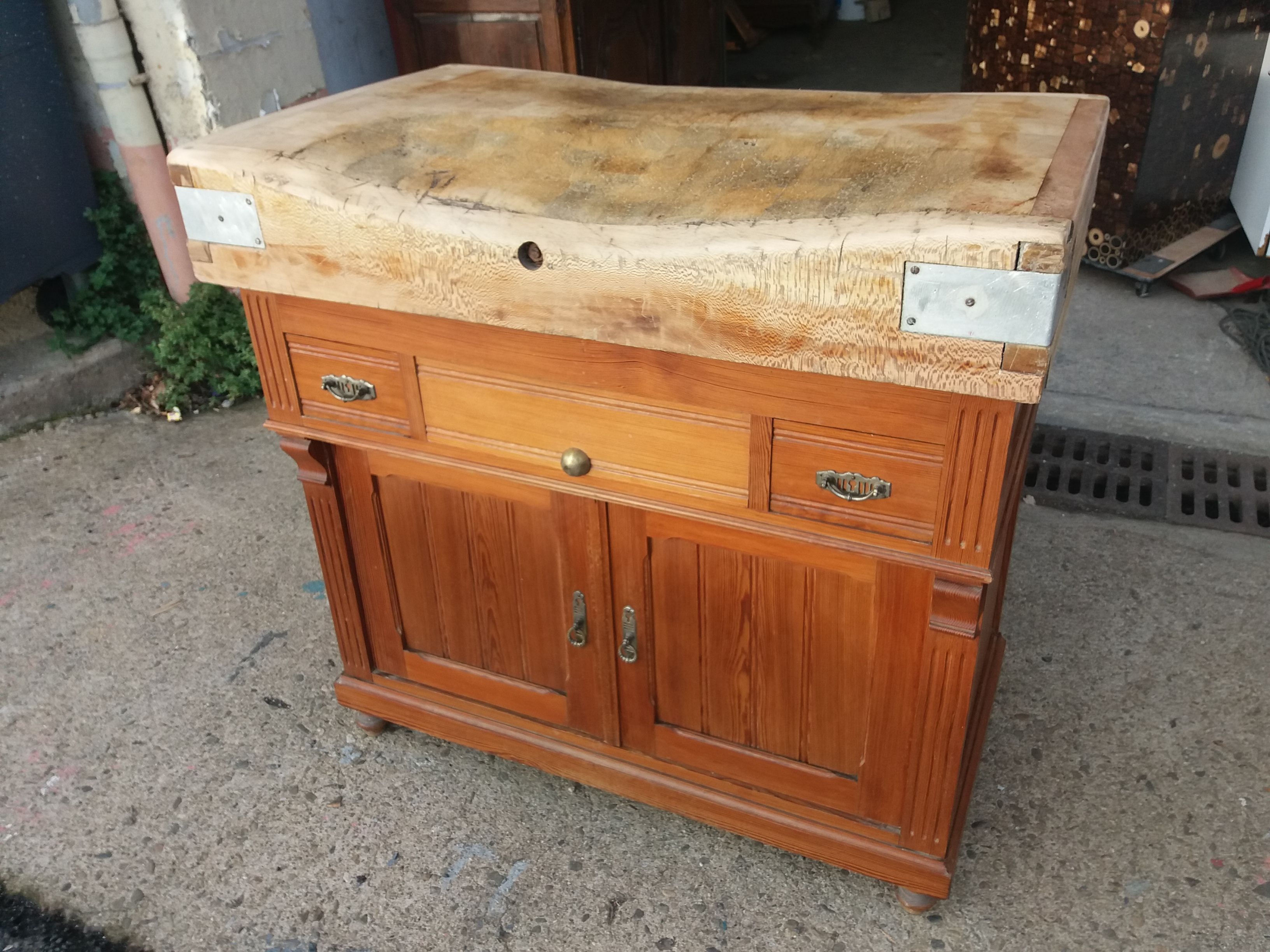 Chopping block butcher around 1920 opening on 2 drawers and 2 doors in pitch pine and Sycamore