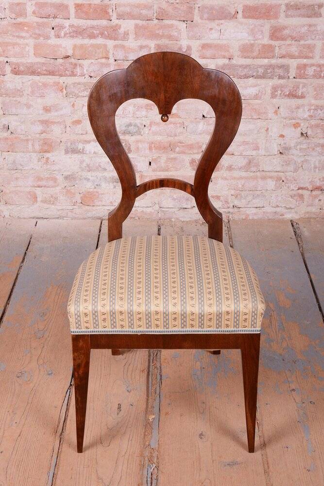 Biedermeier Chairs in Walnut, Austria, 1830s, Set of 4