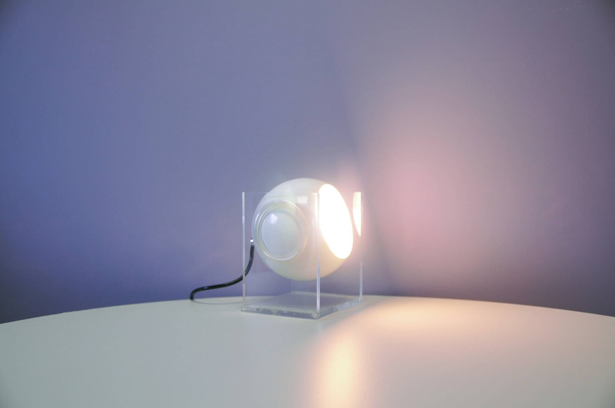 Lampe de table en cube avec sphère en métal