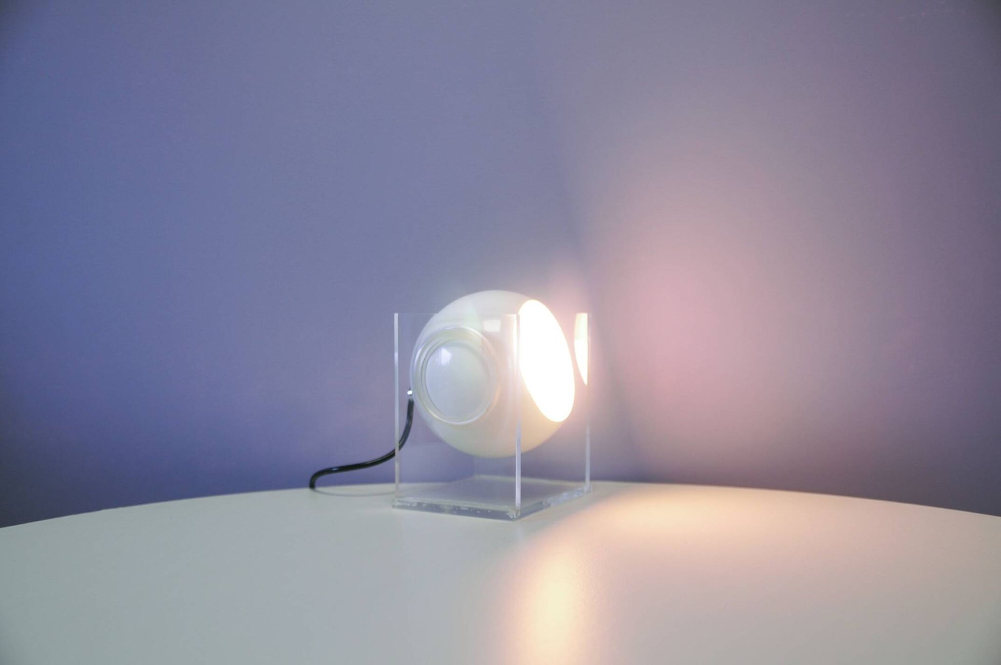 Lampe de table en cube avec sphère en métal