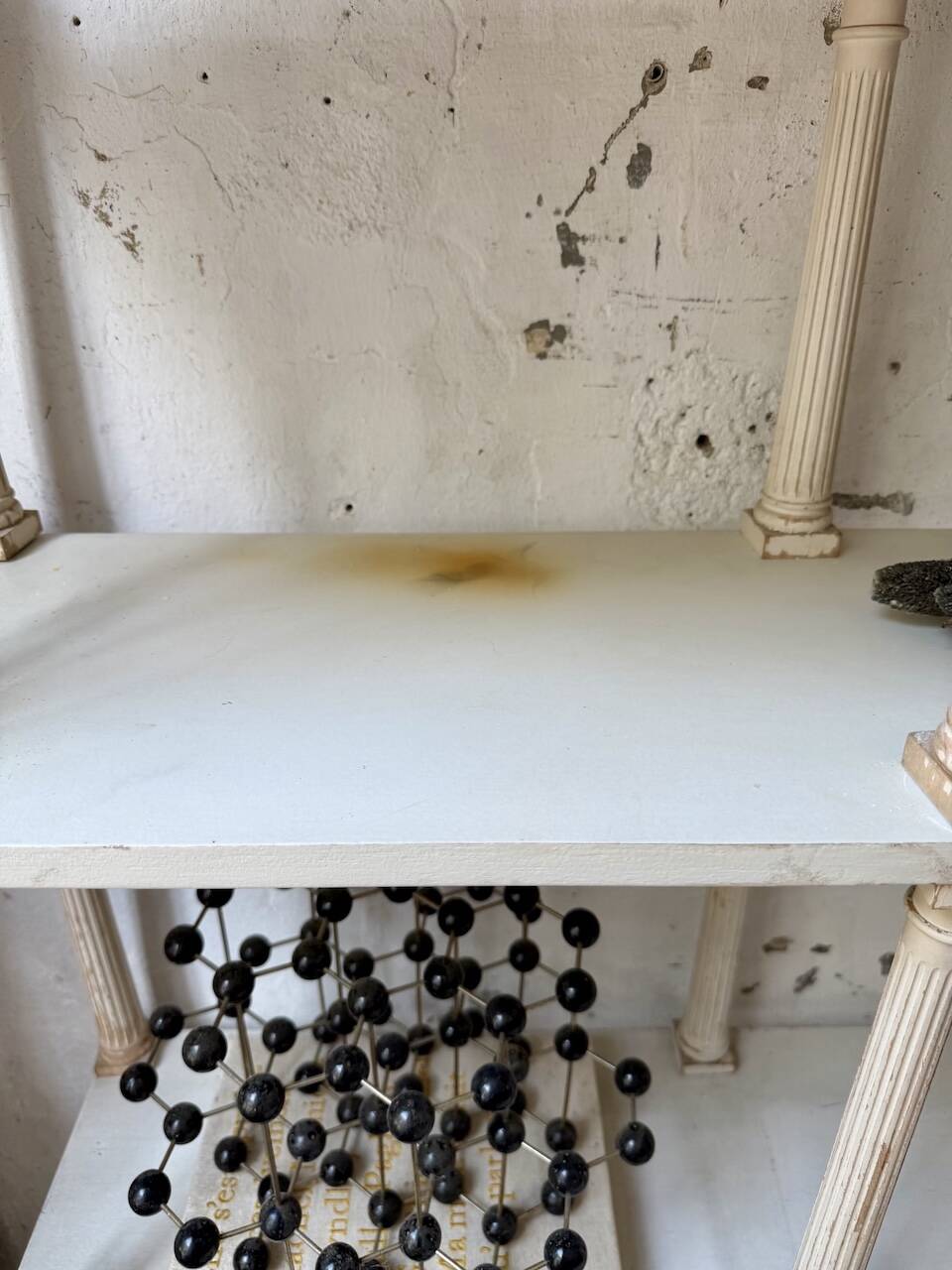 Bibliothèque, étagère XL Napoléon en bois patiné blanc