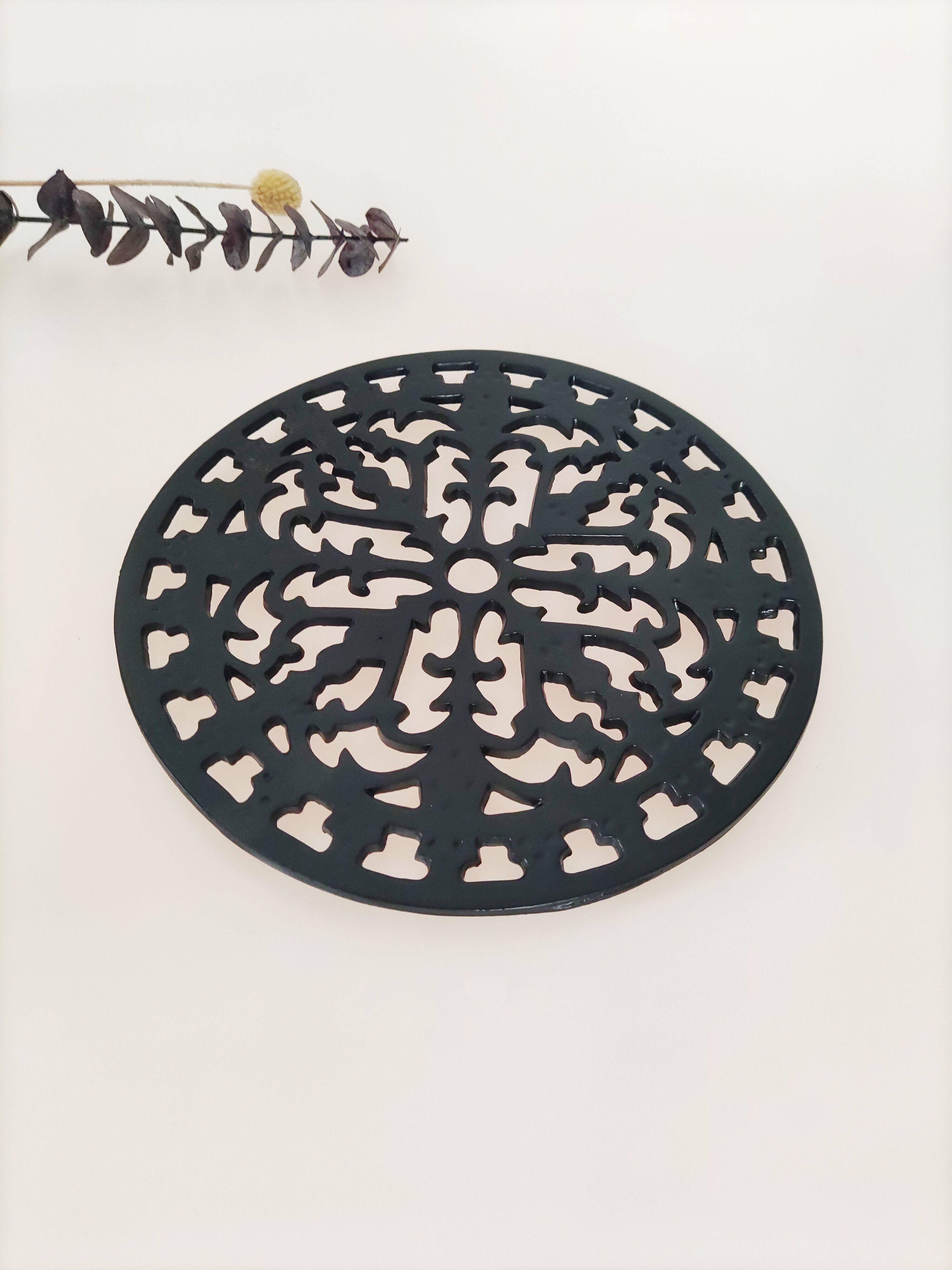 Cast iron table mat