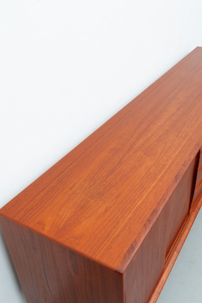 Grand buffet en teck par Dyrlund, années 1960.