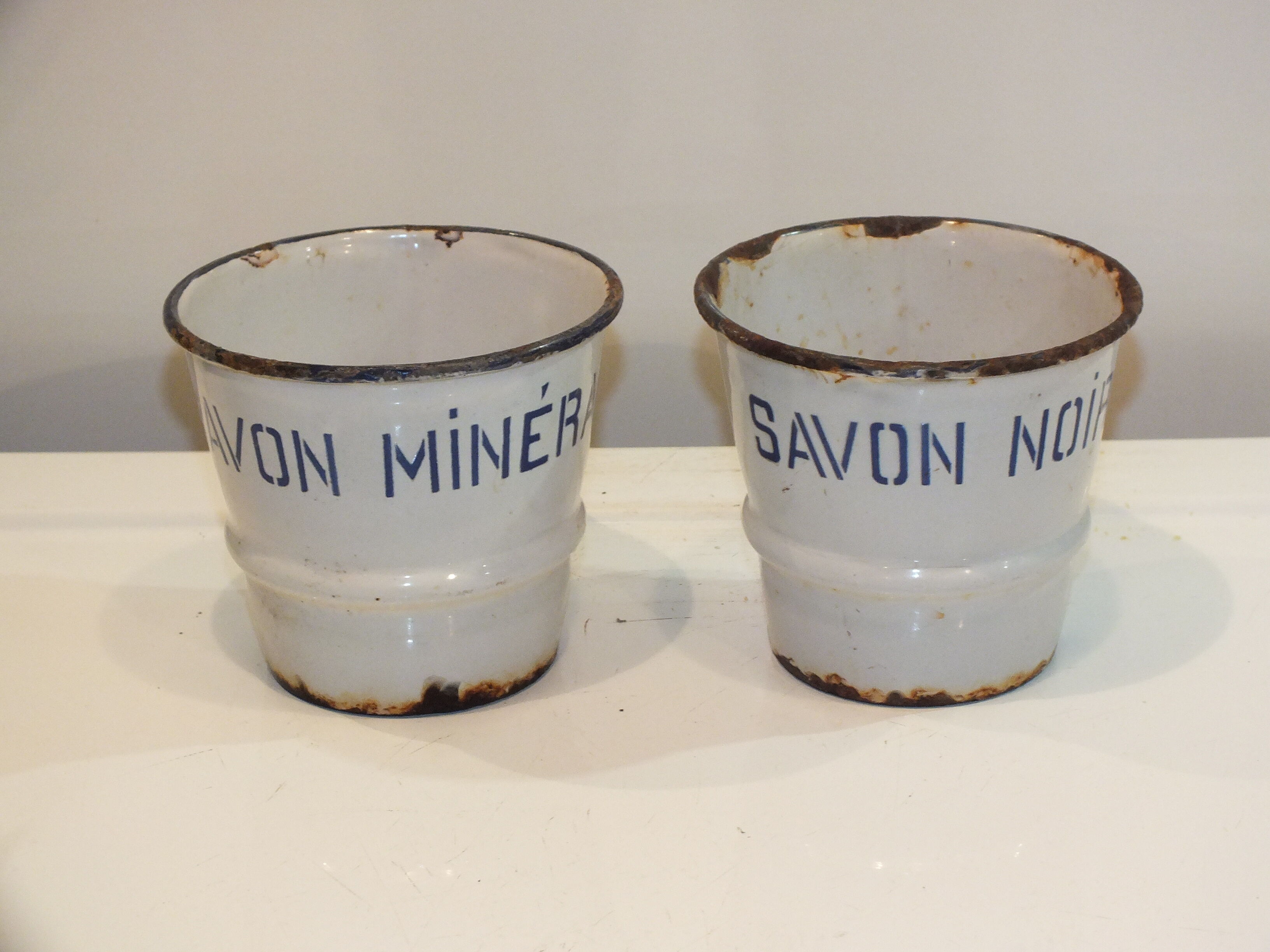 2 pots émaillés anciens pour savon noir et savon minéral