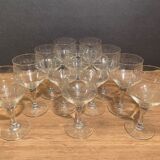 Suite de 12 verres à pieds en verre taillé milieu XXe