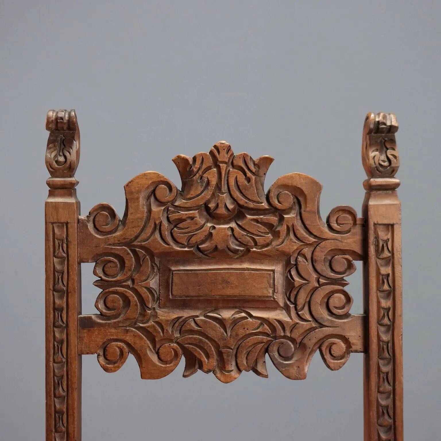 Chaise baroque ancienne en noyer sculpté, XVIIe siècle