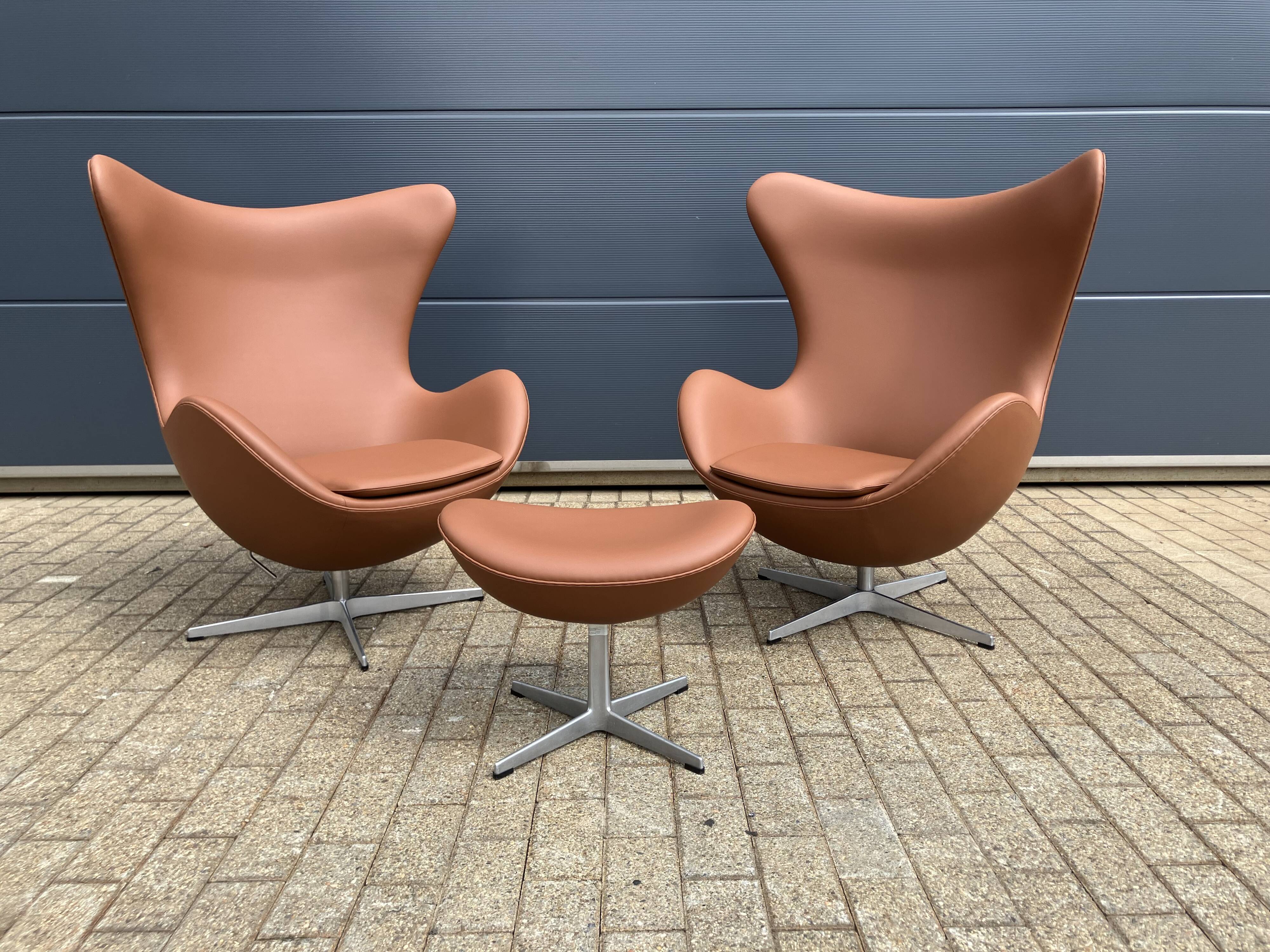 2x Fritz Hansen Egg Chair +1x Ottoman in Cognac leather NIEUW!!
