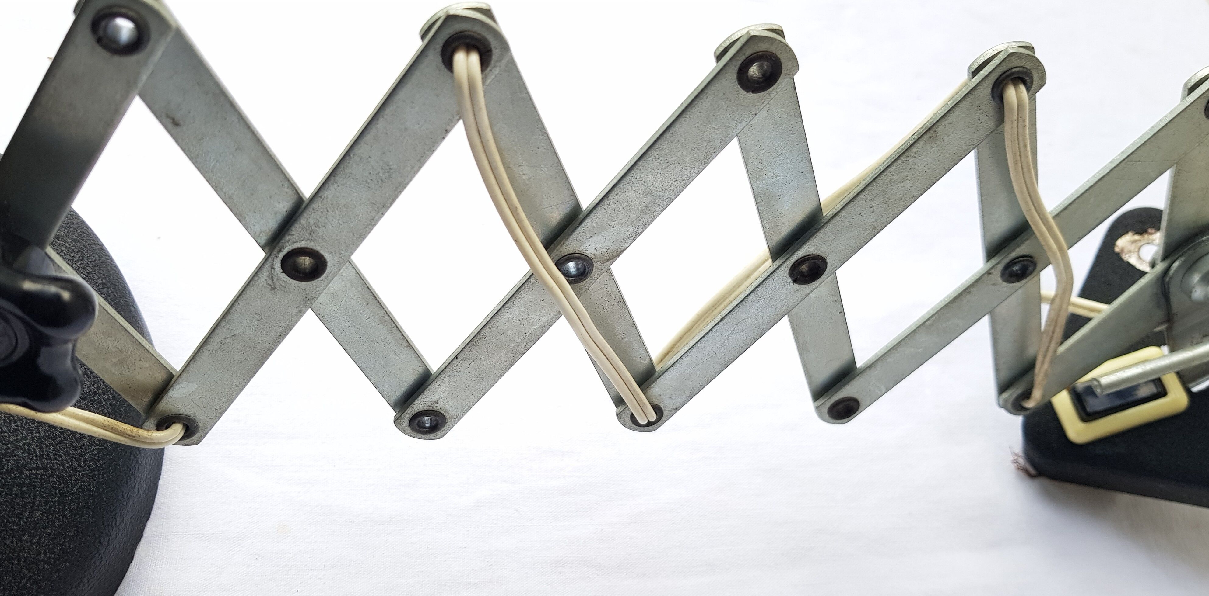 Zig zag style workshop accordion Wall lamp