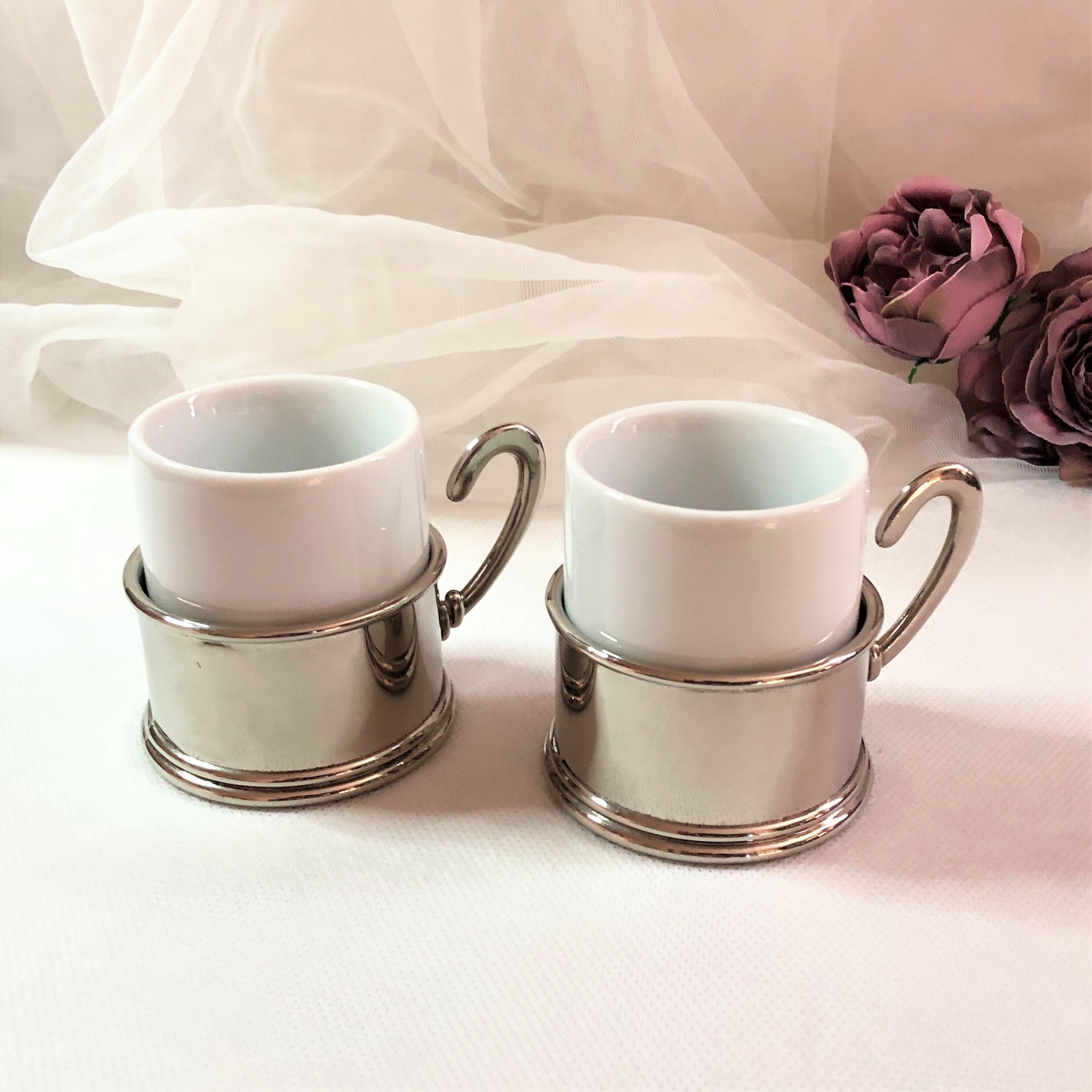 Set two porcelain cups and silver metal support