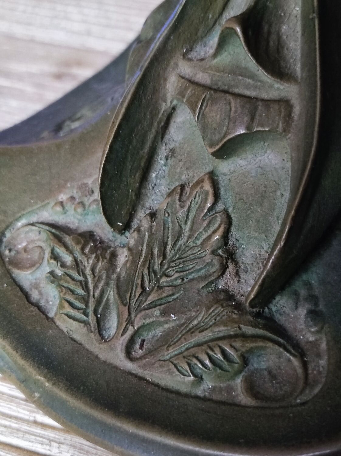 Women's statuette lamp