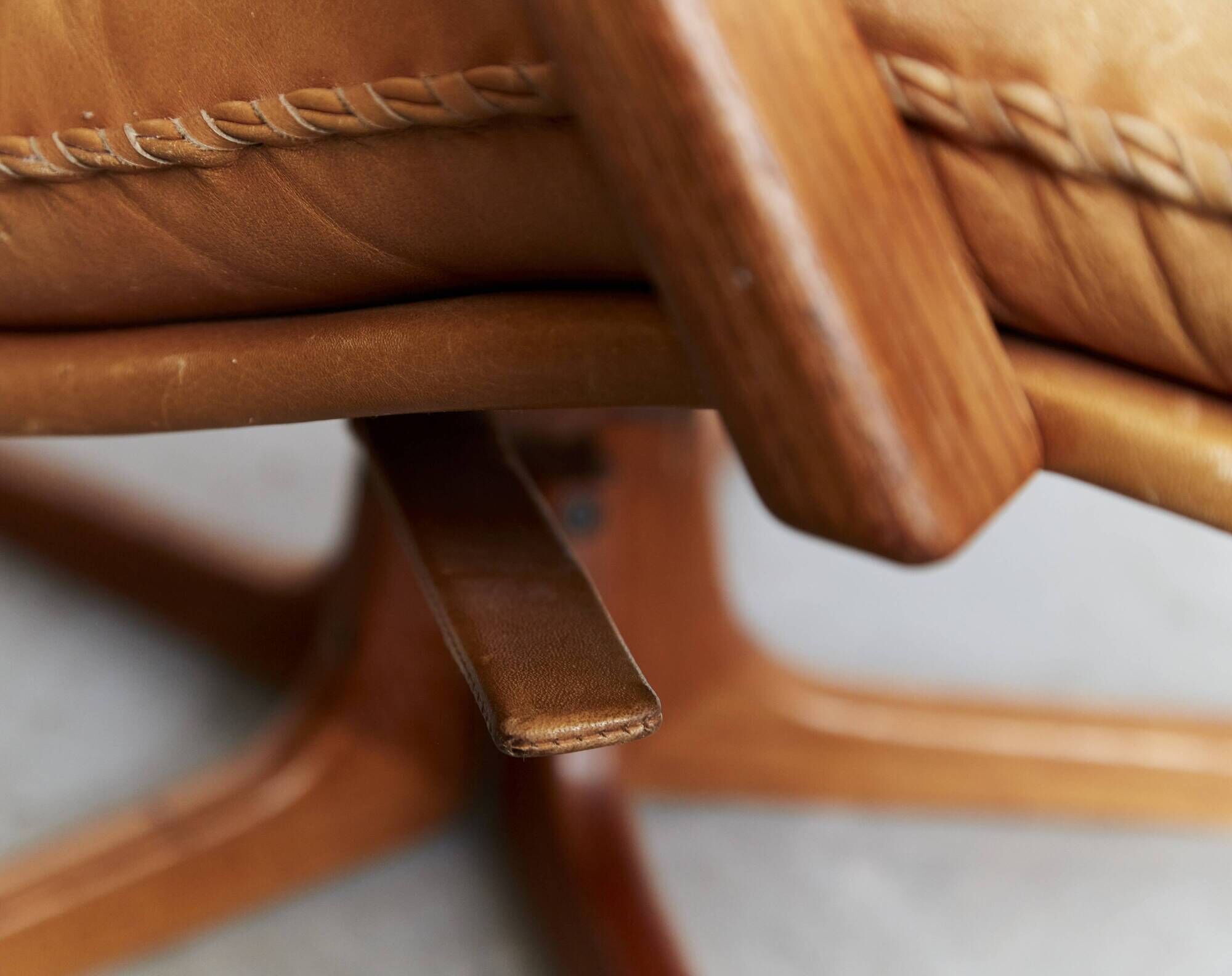 Fauteuil pivotant à dossier haut en teck et cuir Berg Furniture