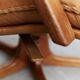 Fauteuil pivotant à dossier haut en teck et cuir Berg Furniture