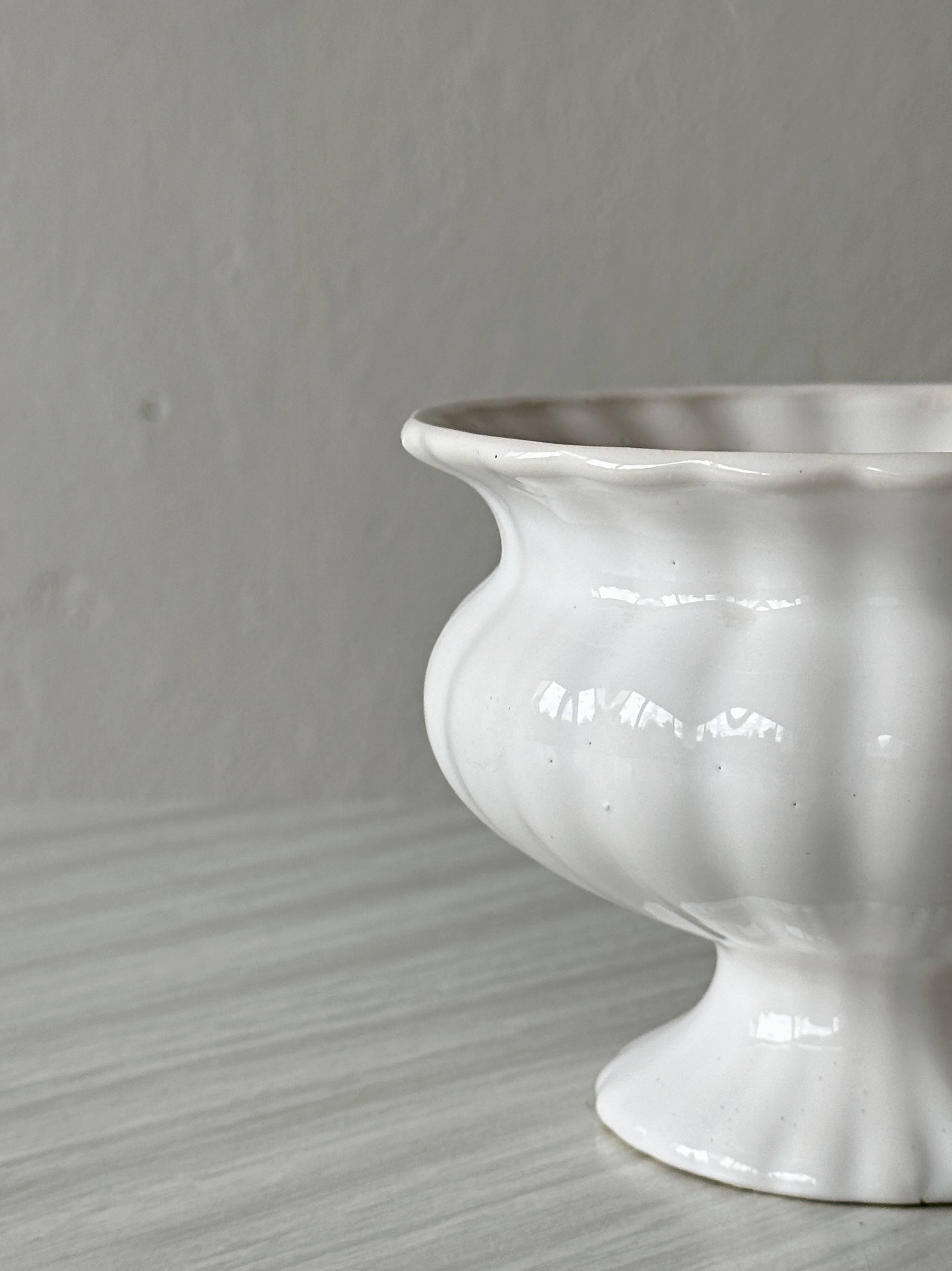 White ribbed ceramic cache-pot
