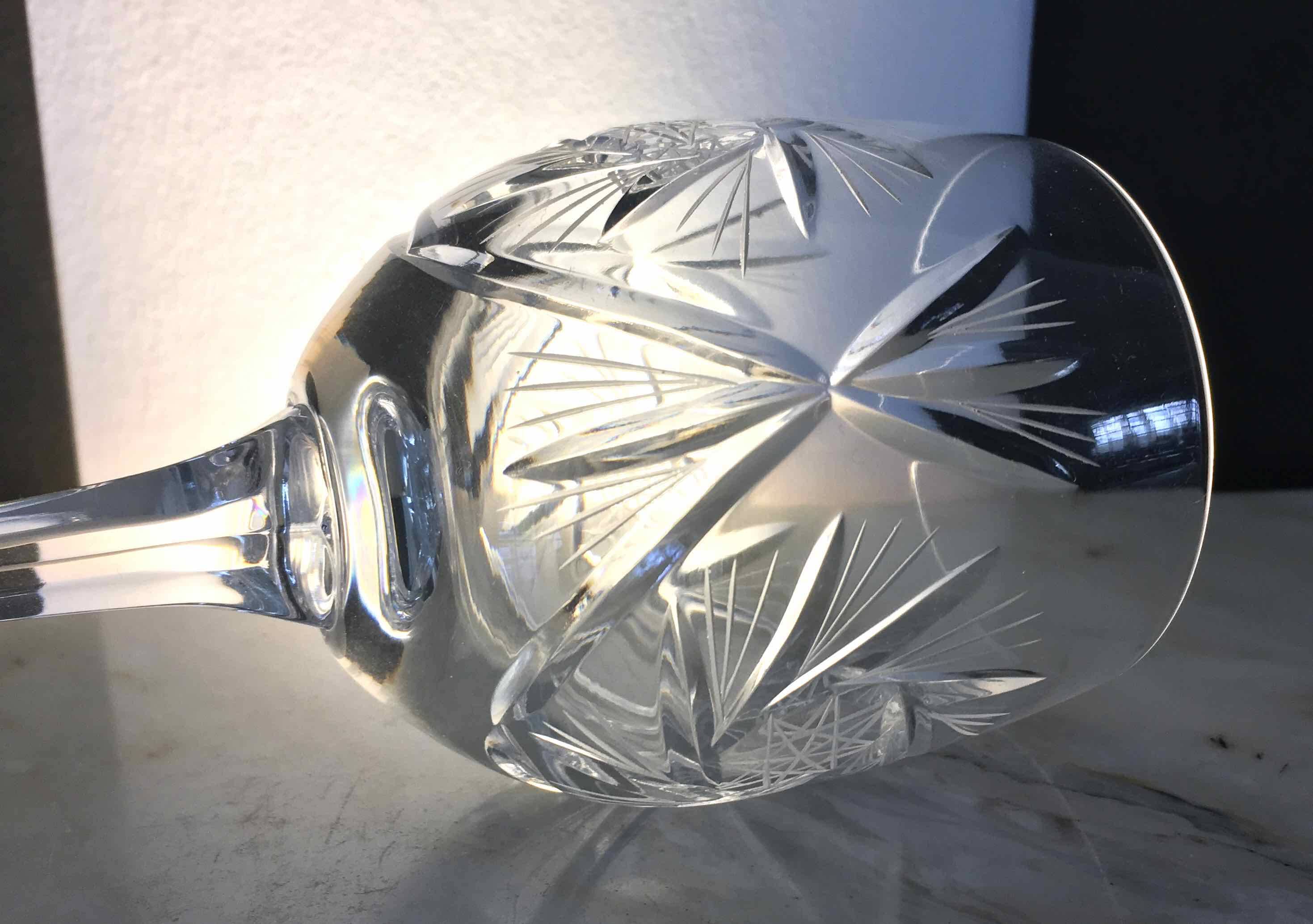 Set de 12 verres à vin en cristal taillé