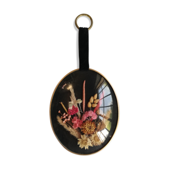 Medallion frame dried flowers