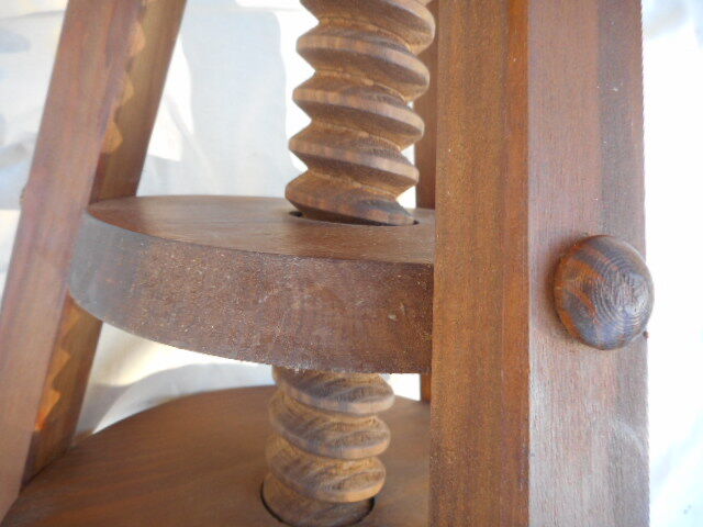 Shop stool with screw