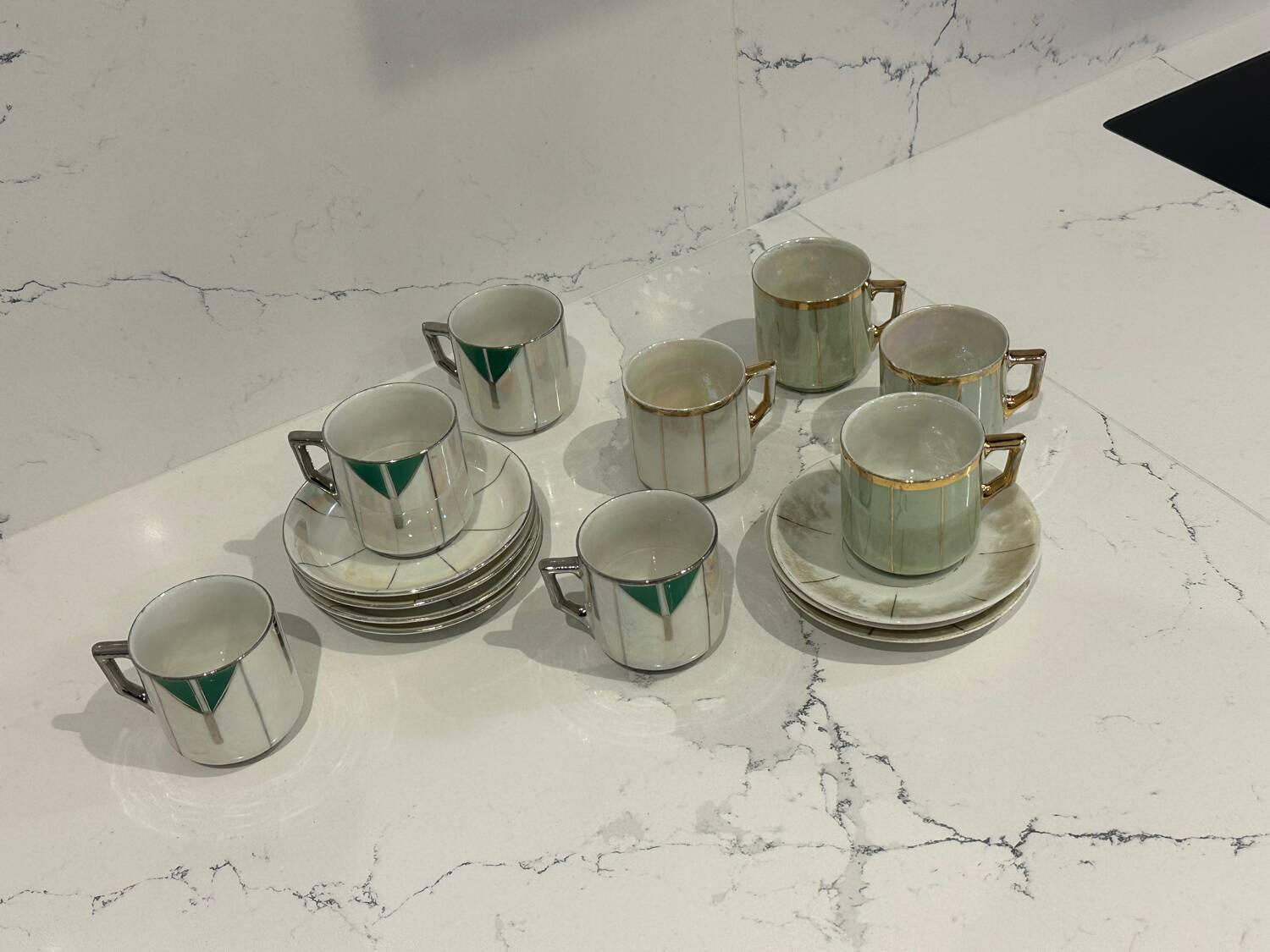 Ensemble de tasses et sous-tasses Art déco