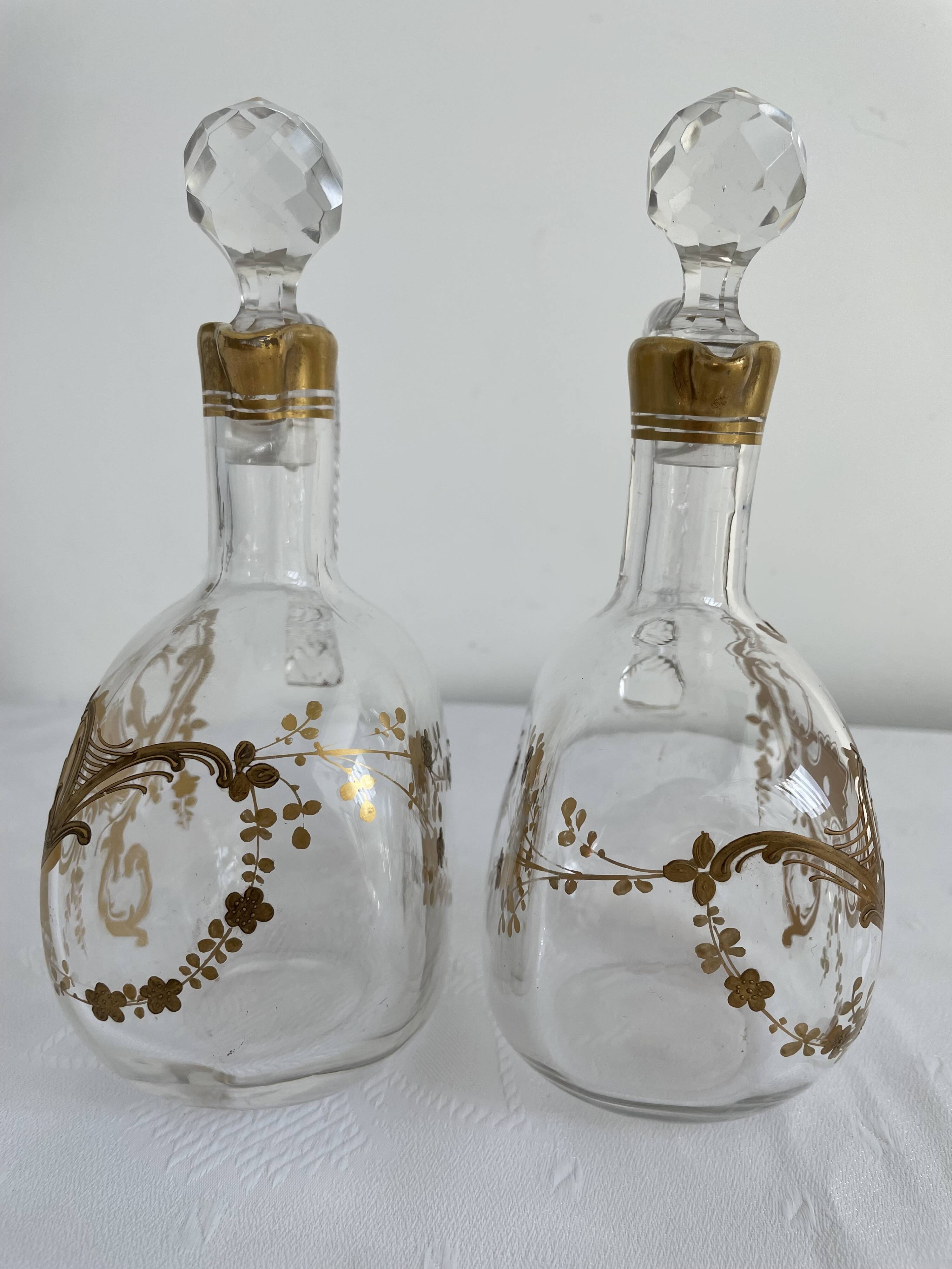 Paire de carafes Cristallerie Baccarat cristal blanc peint à l'or fin, Art Nouveau, 1900