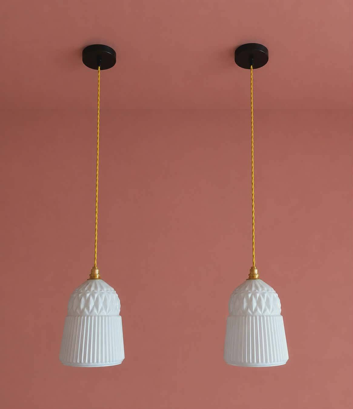 Paire de suspensions en verre blanc vintage