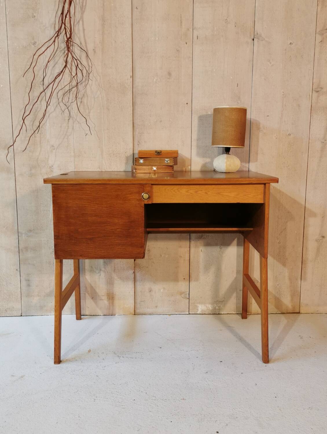 Spindle leg desk