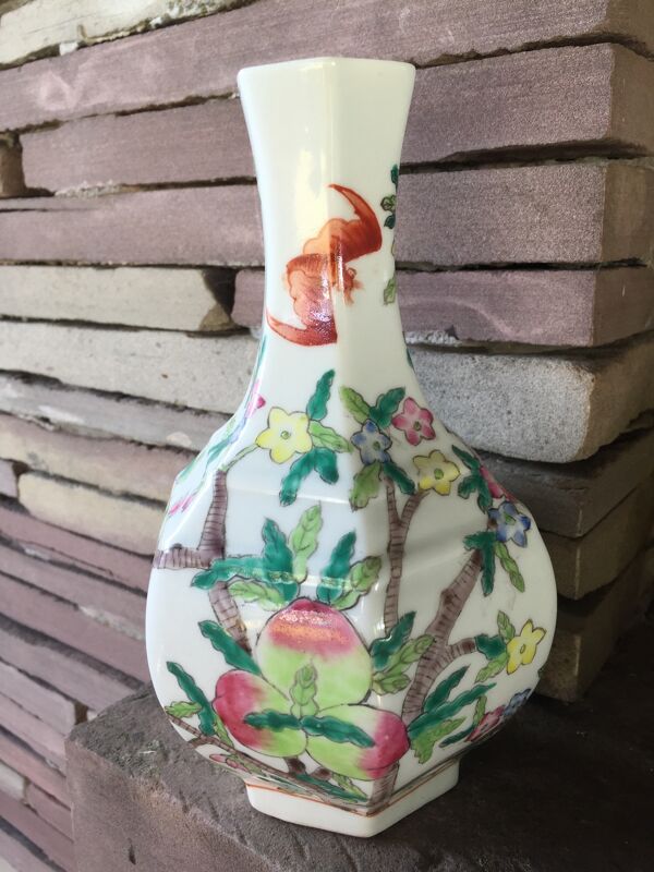 Vase hexagonal en porcelaine de chine xix eme peches et 3 chauves-souris