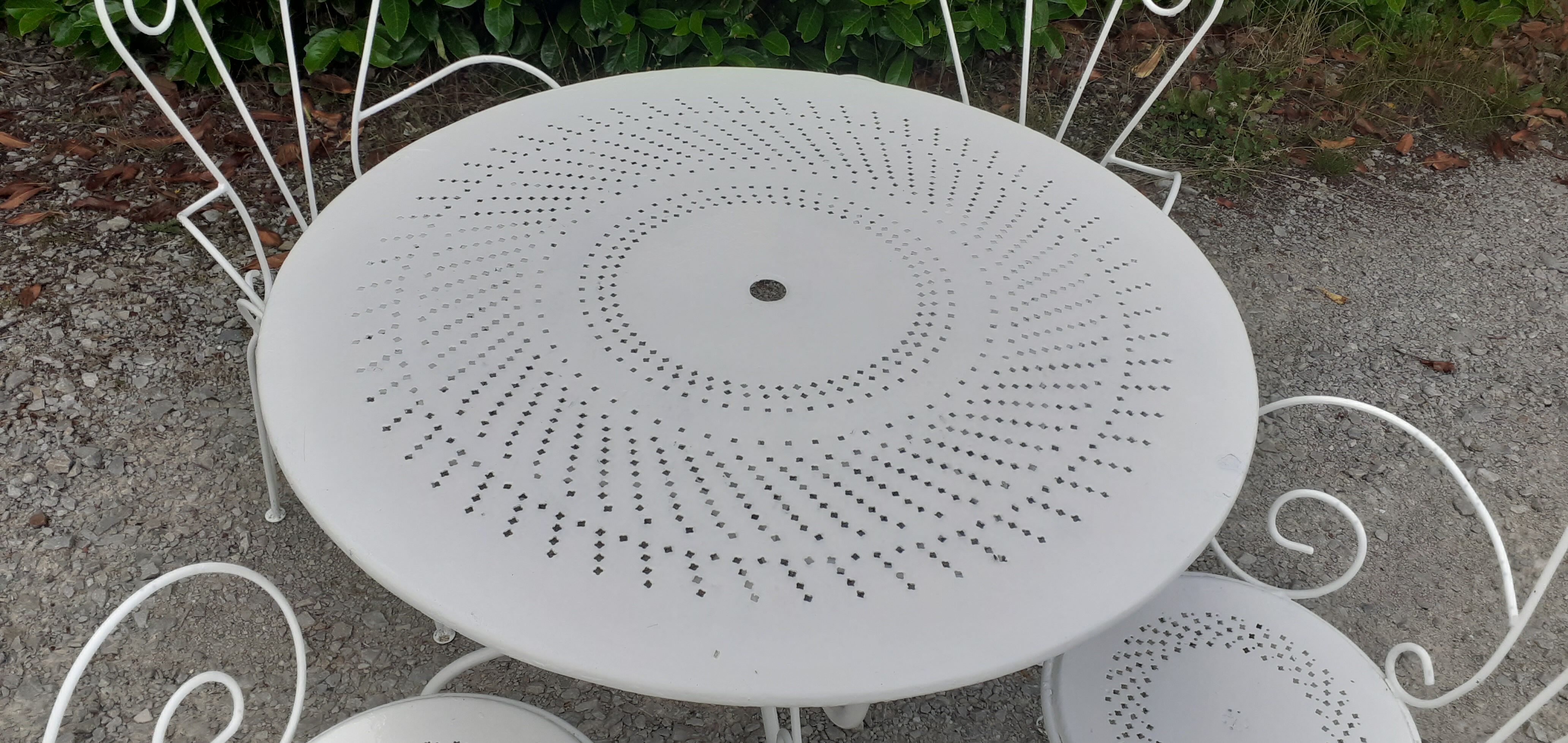 Garden furniture 1 table 4 armchairs in old white wrought iron.