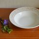 Plat creux à bord de fleurs dorées