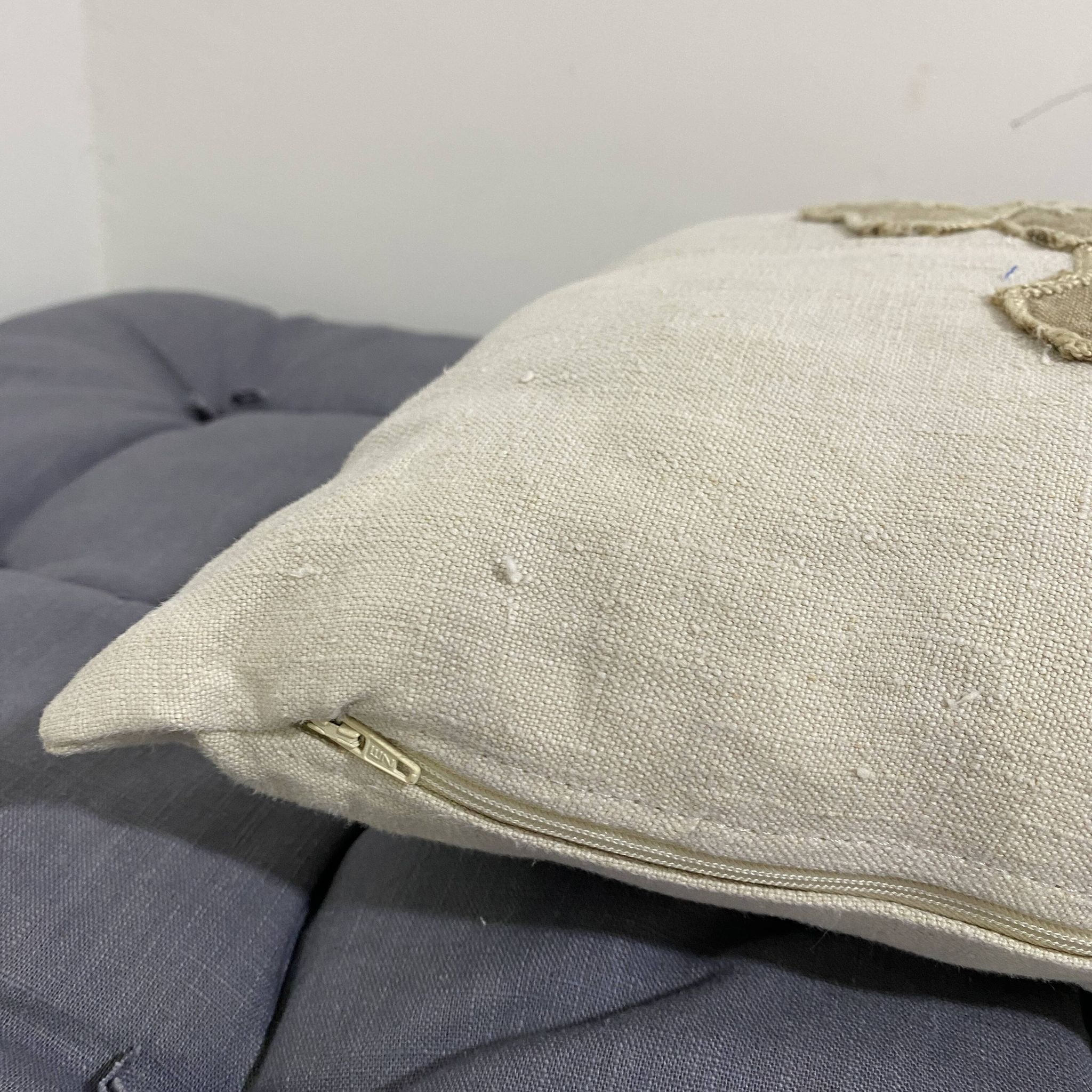 Coussin en toile ancienne avec ornement