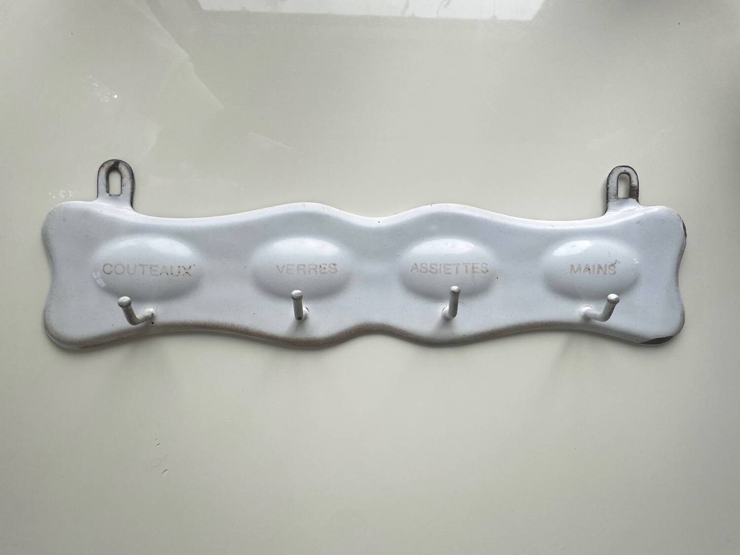 Enamelled sheet metal with inscriptions and hooks