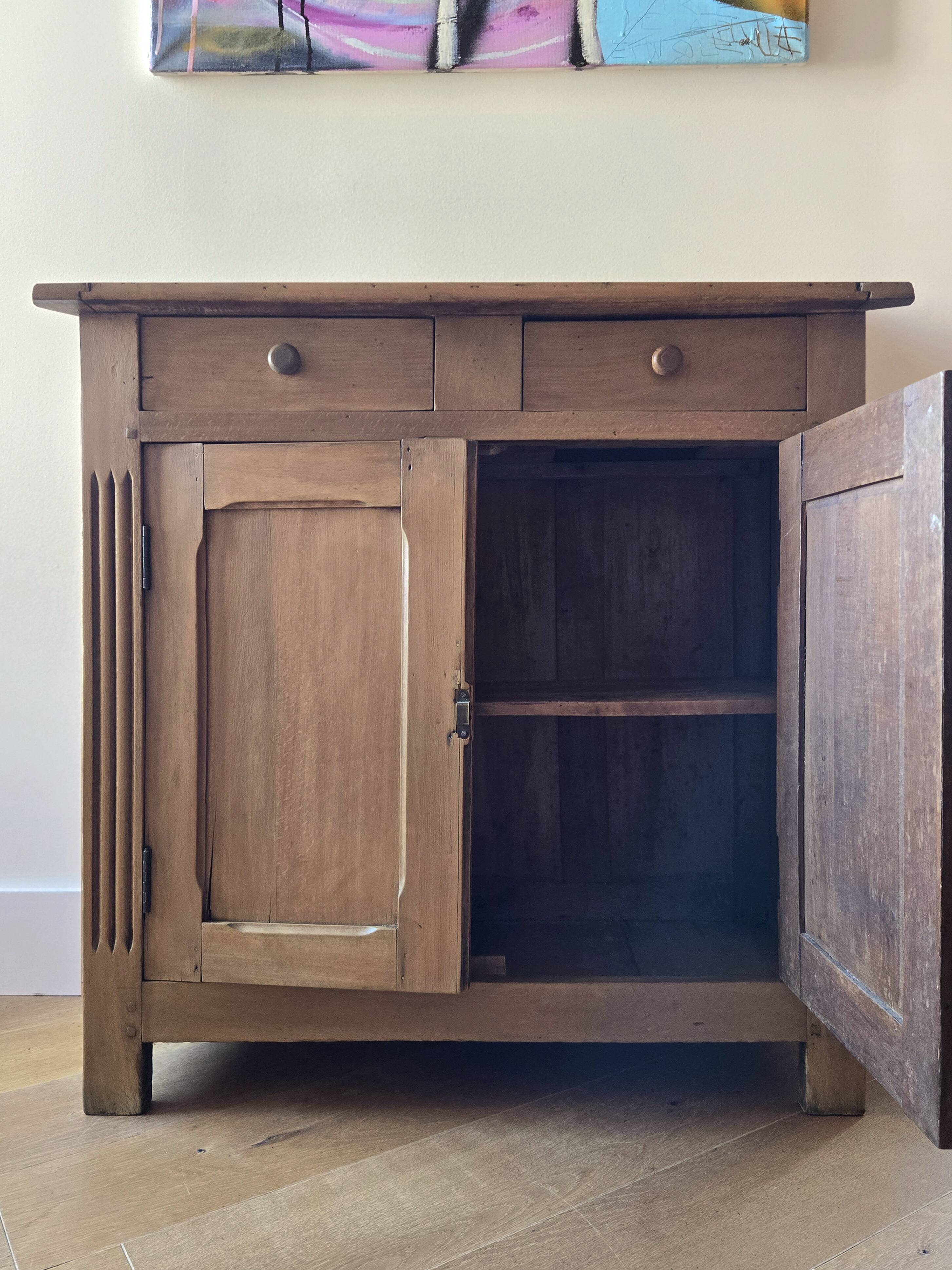 Buffet parisien ou meuble de rangement ancien à 2 portes en bois massif