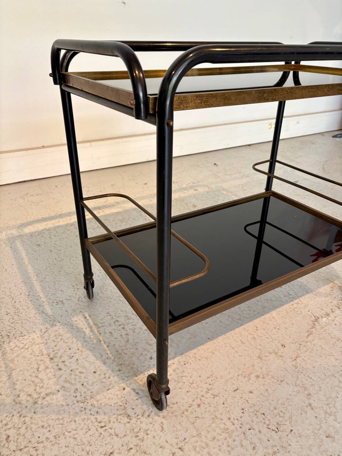 Desserte bar vintage années 70 – métal noir & laiton – plateau verre f