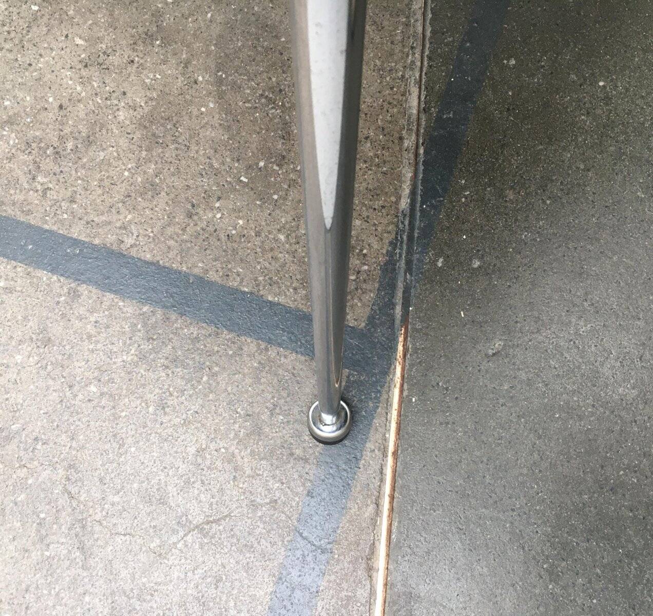 Table basse trépied allemande mi-siècle de Mauser Werke Waldeck