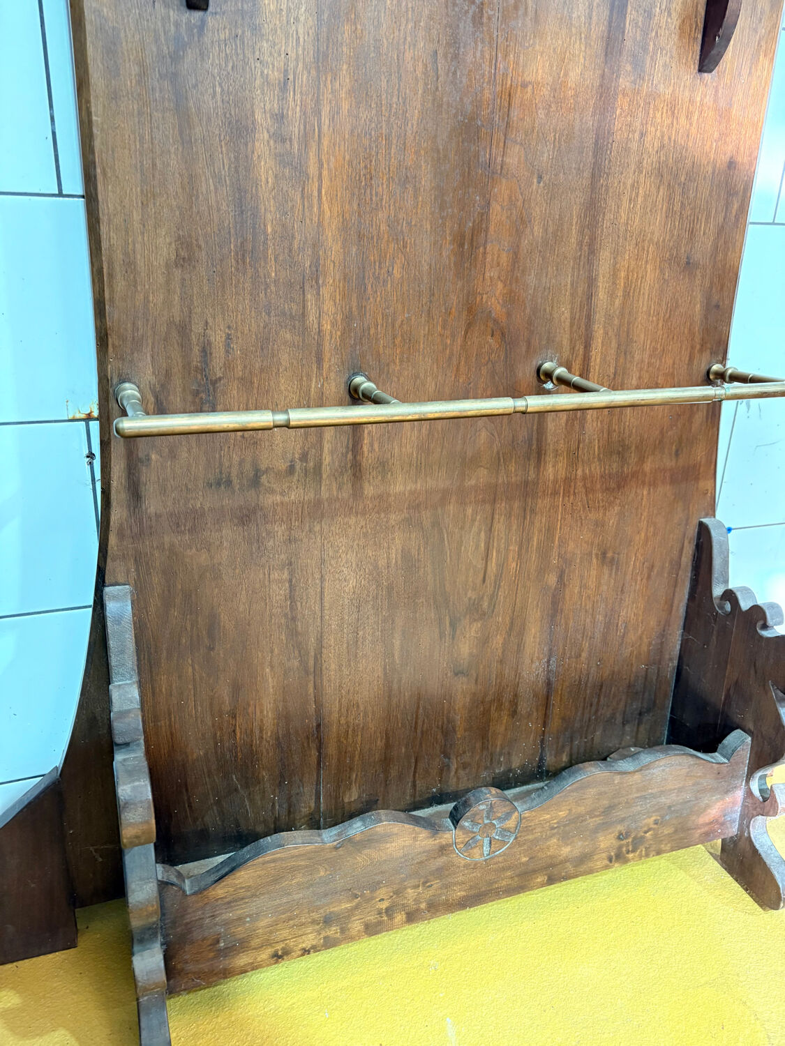 Grand porte-manteau Art Nouveau en bois sculpté – vers 1900