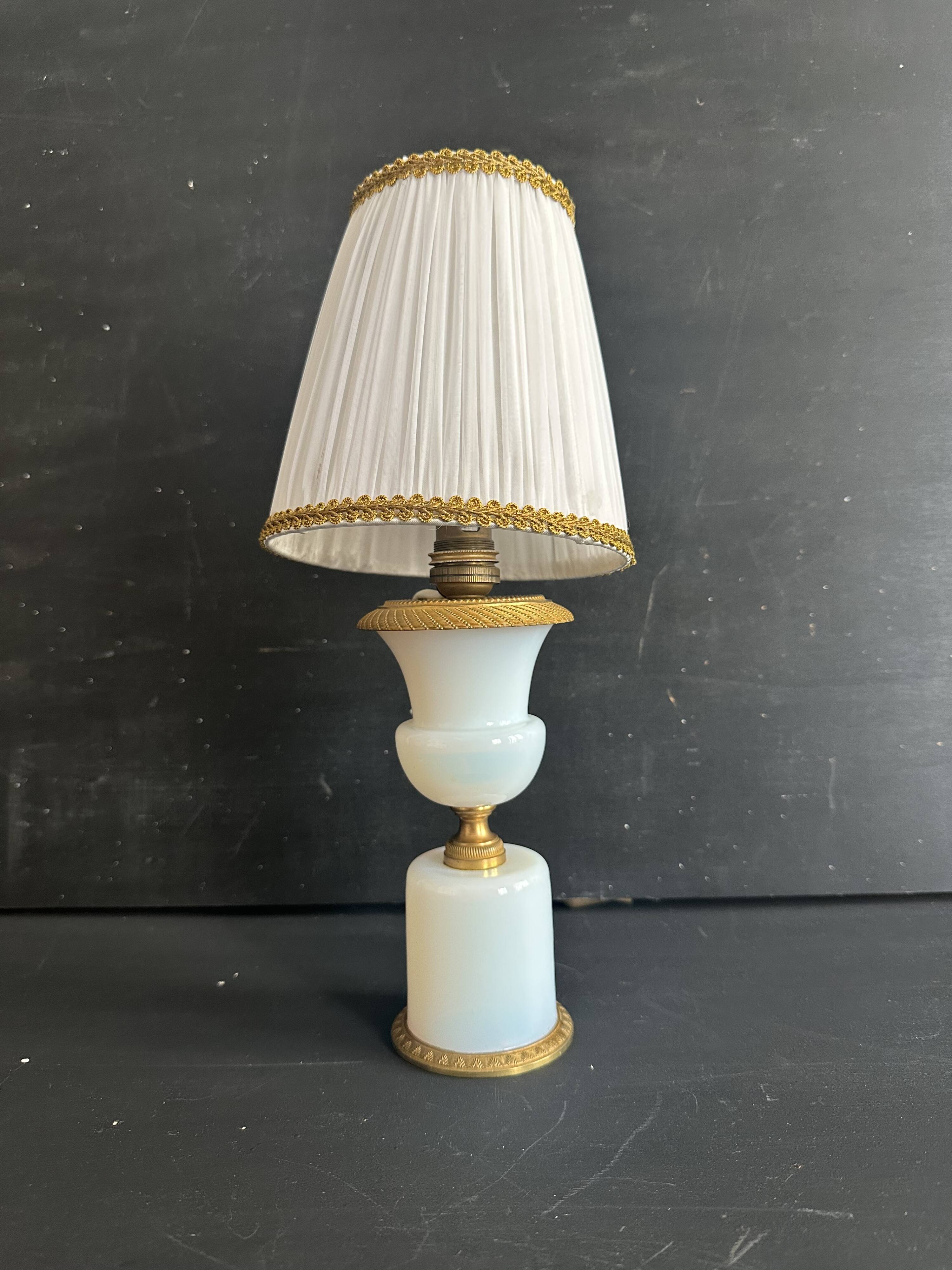Lampe XIXe en opaline blanche et métal doré