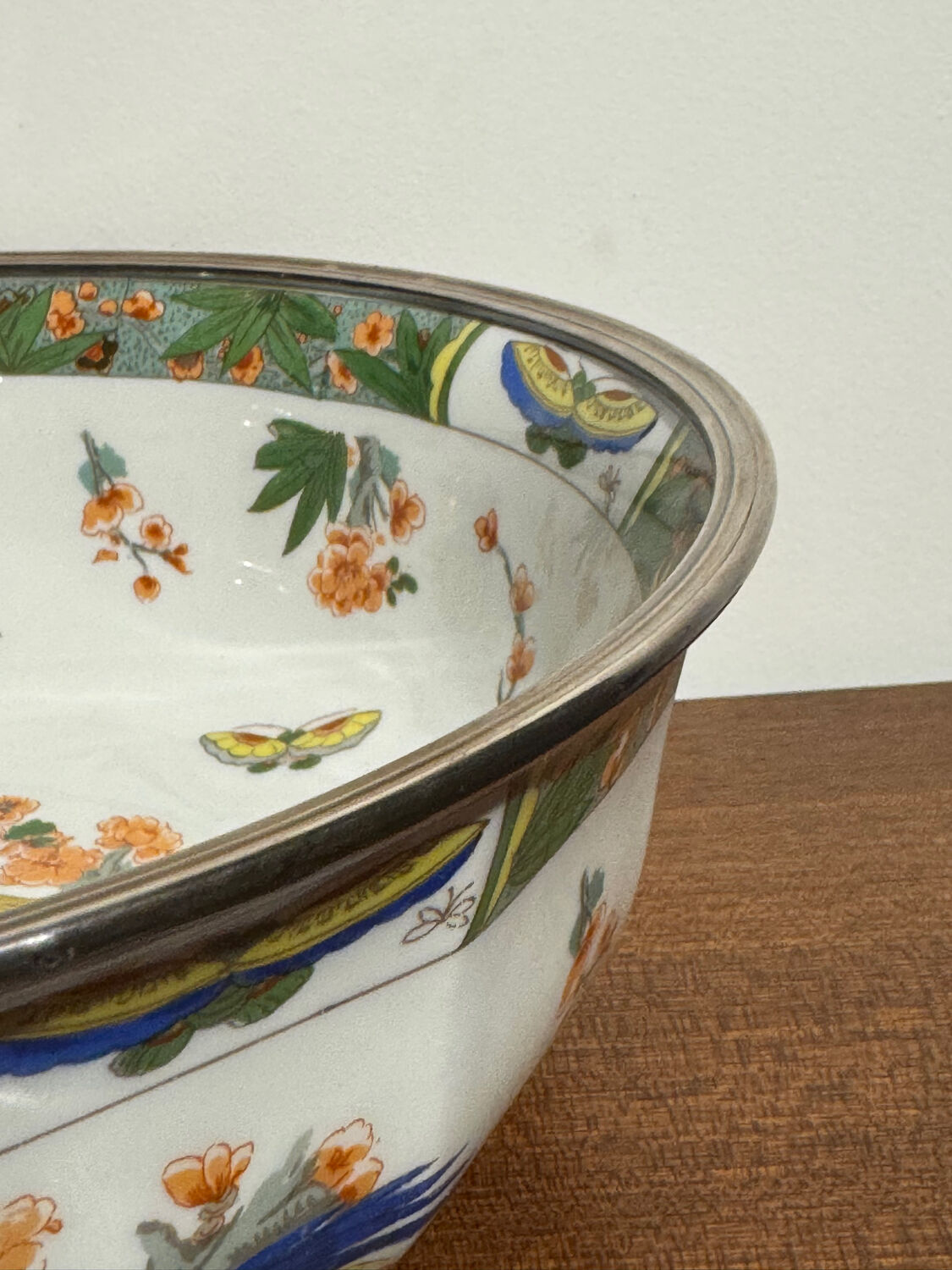 Shallow porcelain plate from Limoges Raynaud, bird decoration.