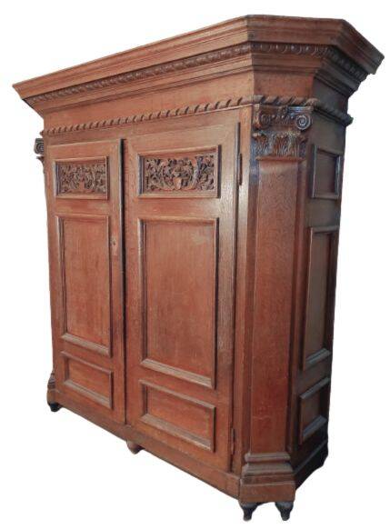 Grande garde-robe en chêne début 18e s.