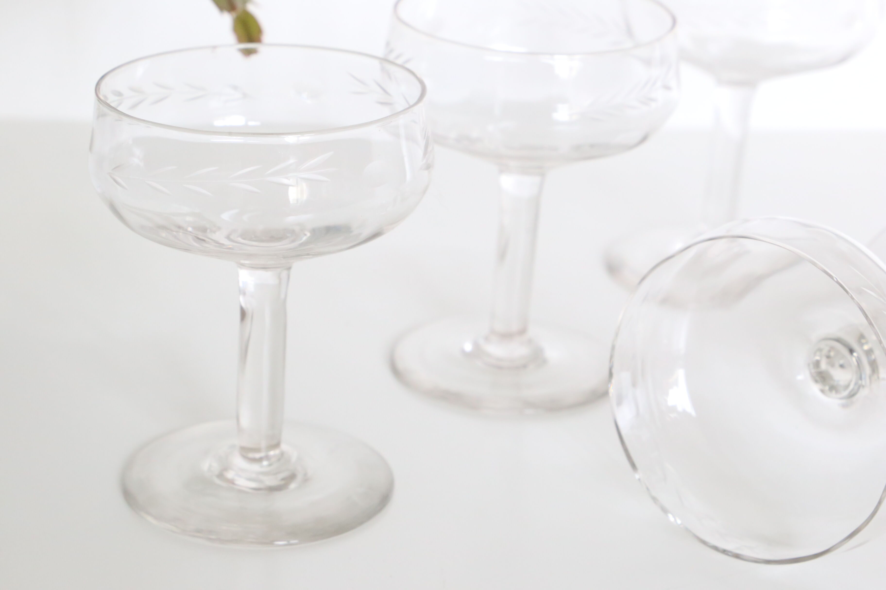 Set of 5 chiseled glass champagne cups