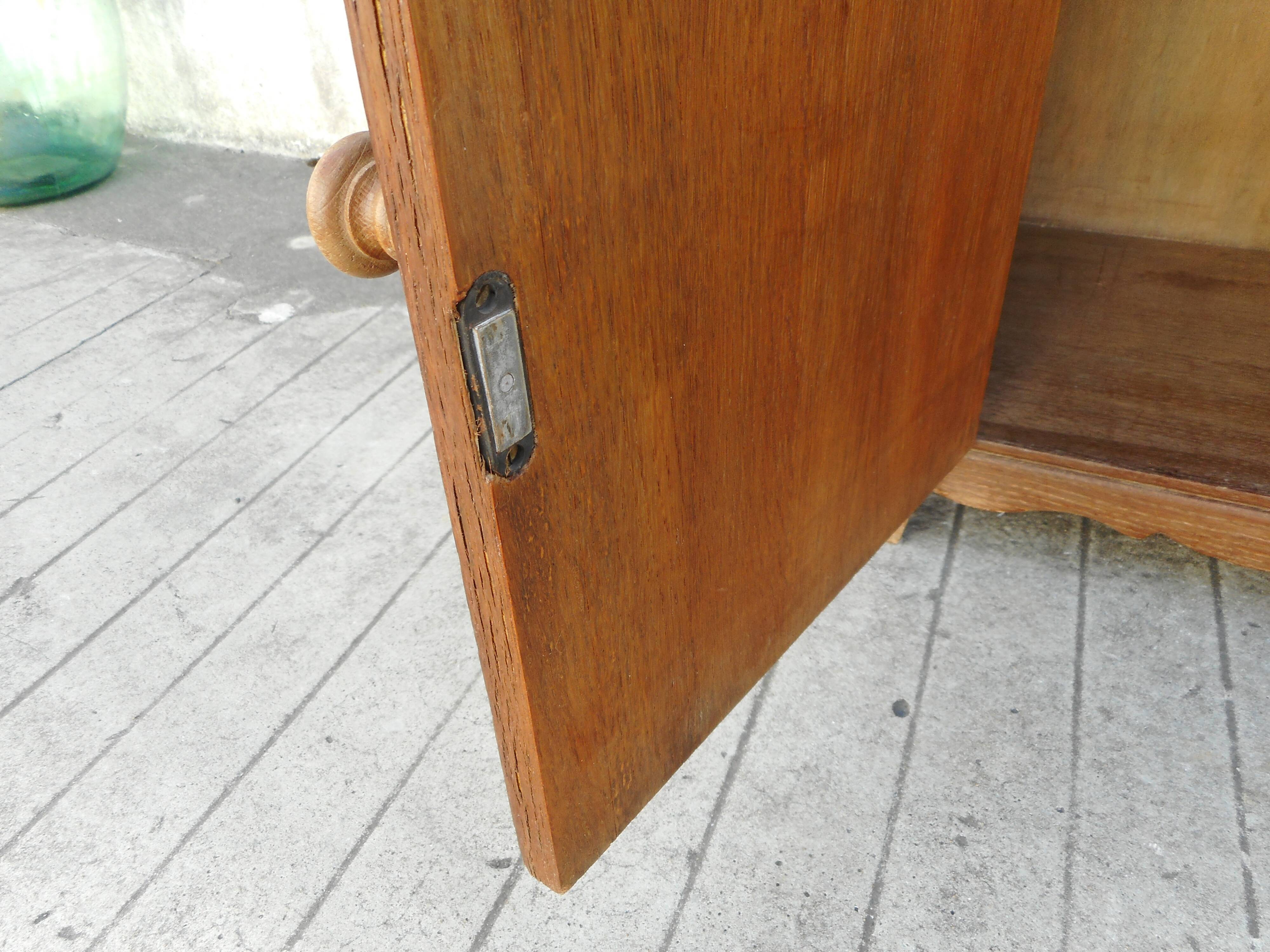 Extra furniture a door topped by a niche