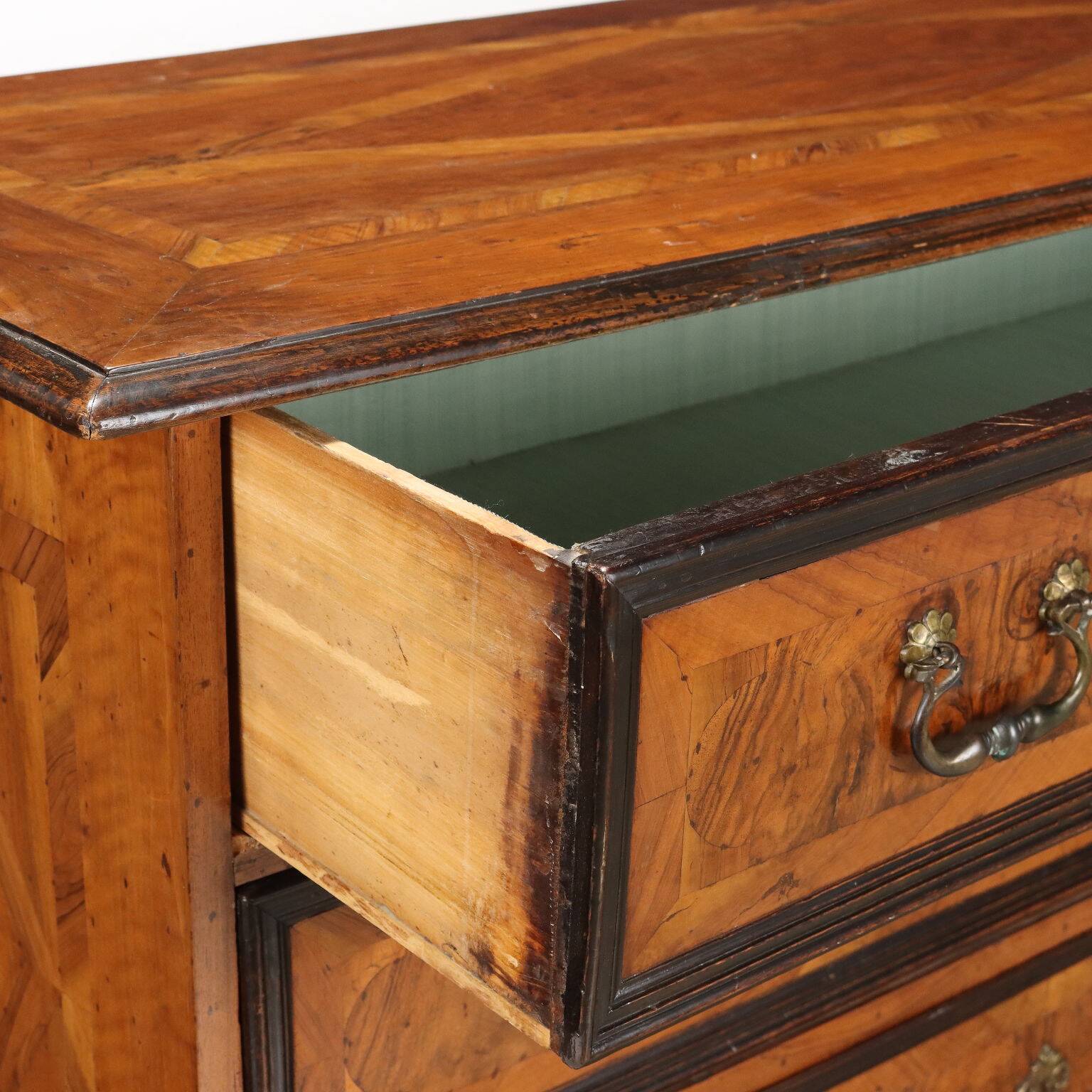 Commode baroque en noyer antique avec 3 tiroirs, 18e siècle.