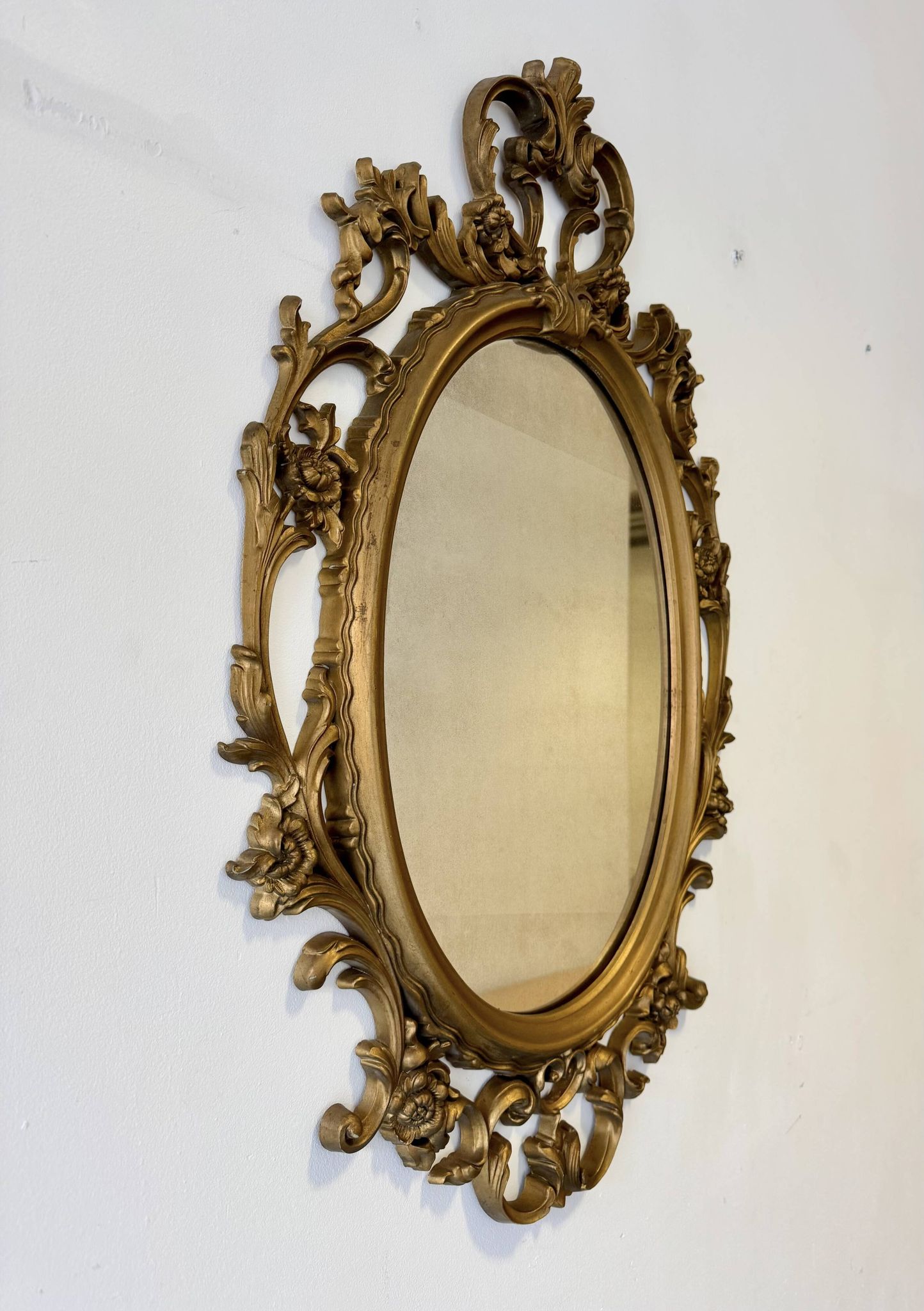 Miroir ovale en or de style baroque par Roberta Wood