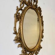 Miroir ovale en or de style baroque par Roberta Wood