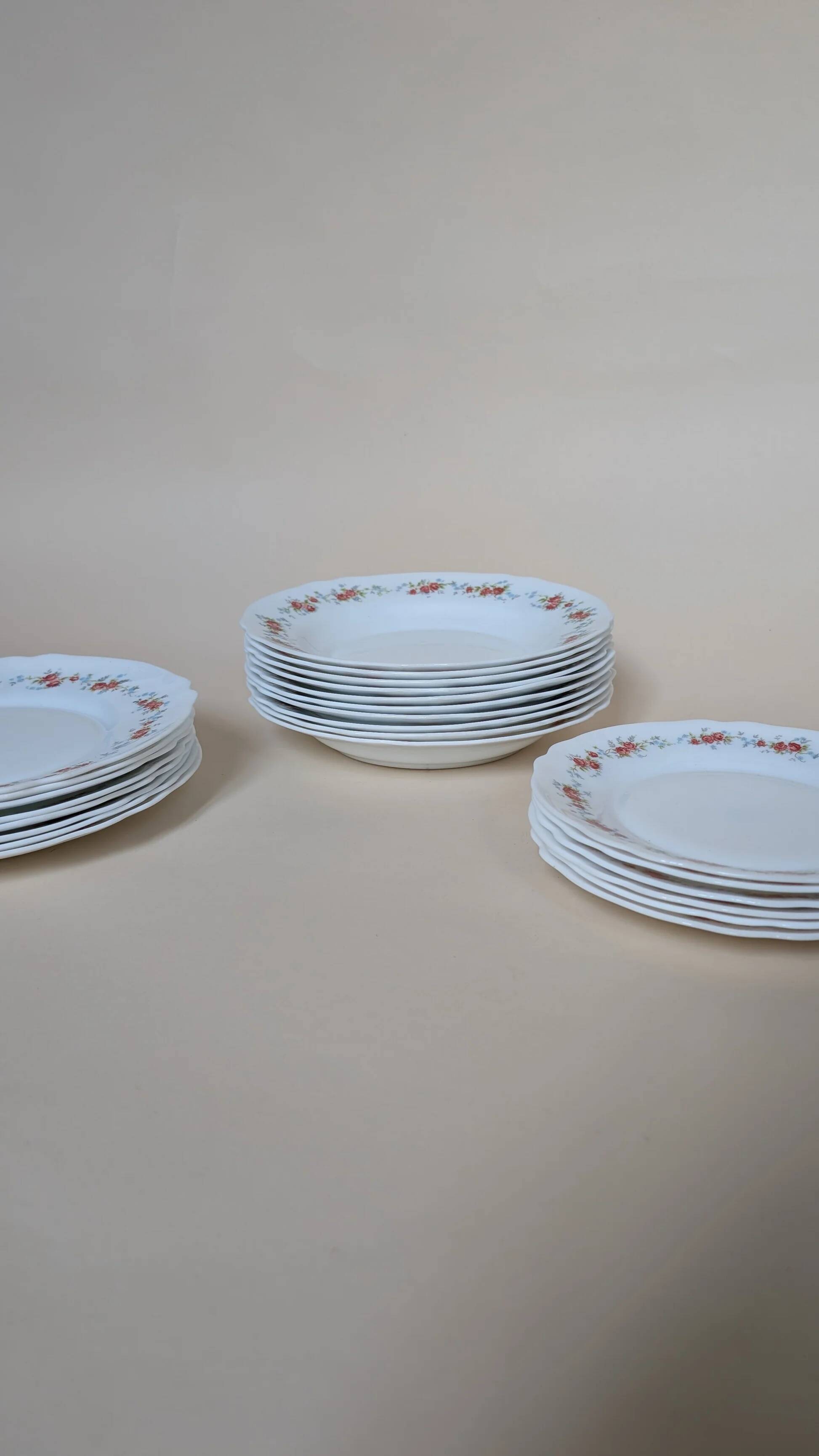 8 assiettes plates