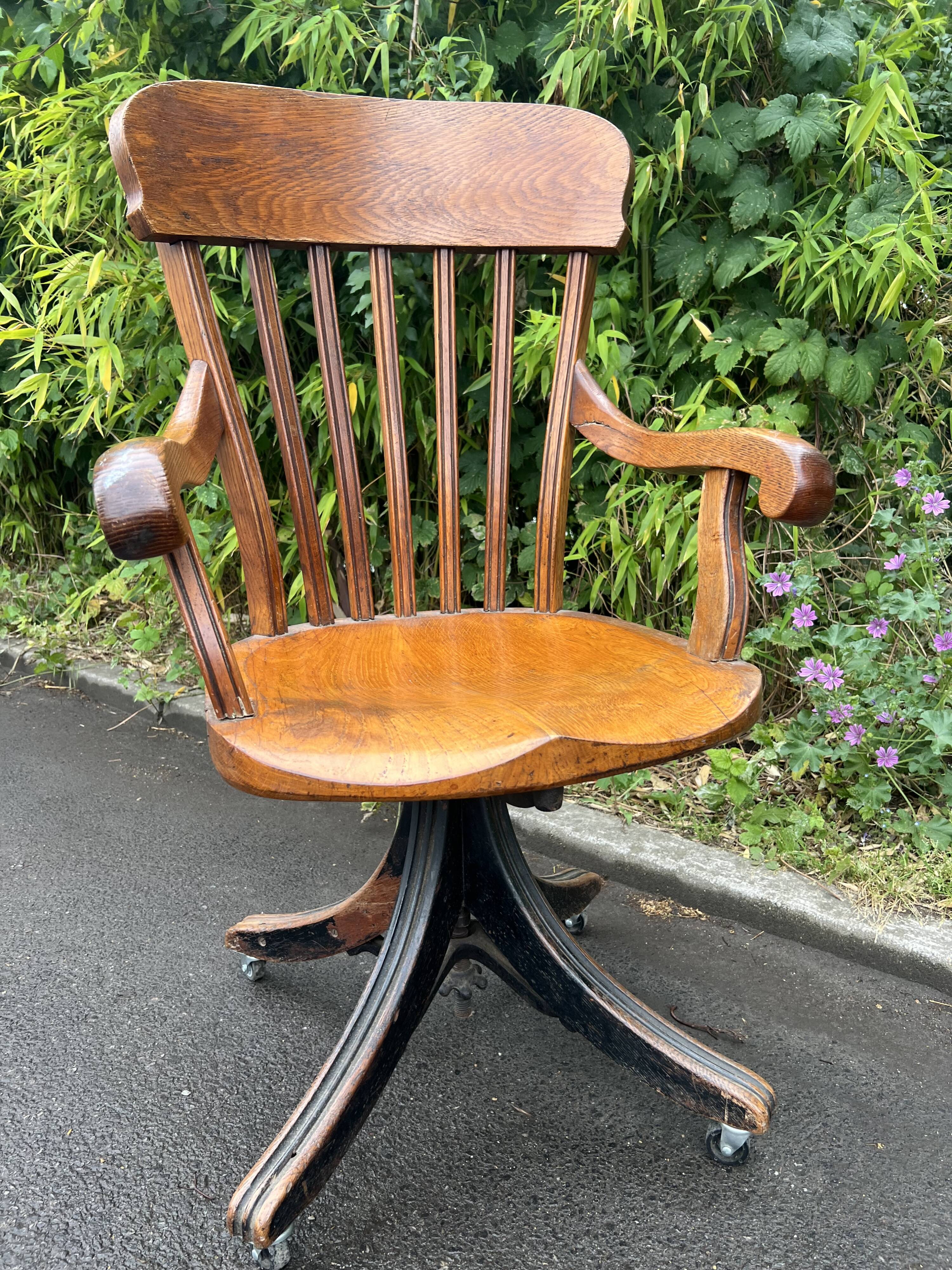 Fauteuil de bureau vintage pivotant – chêne et piètement tripode