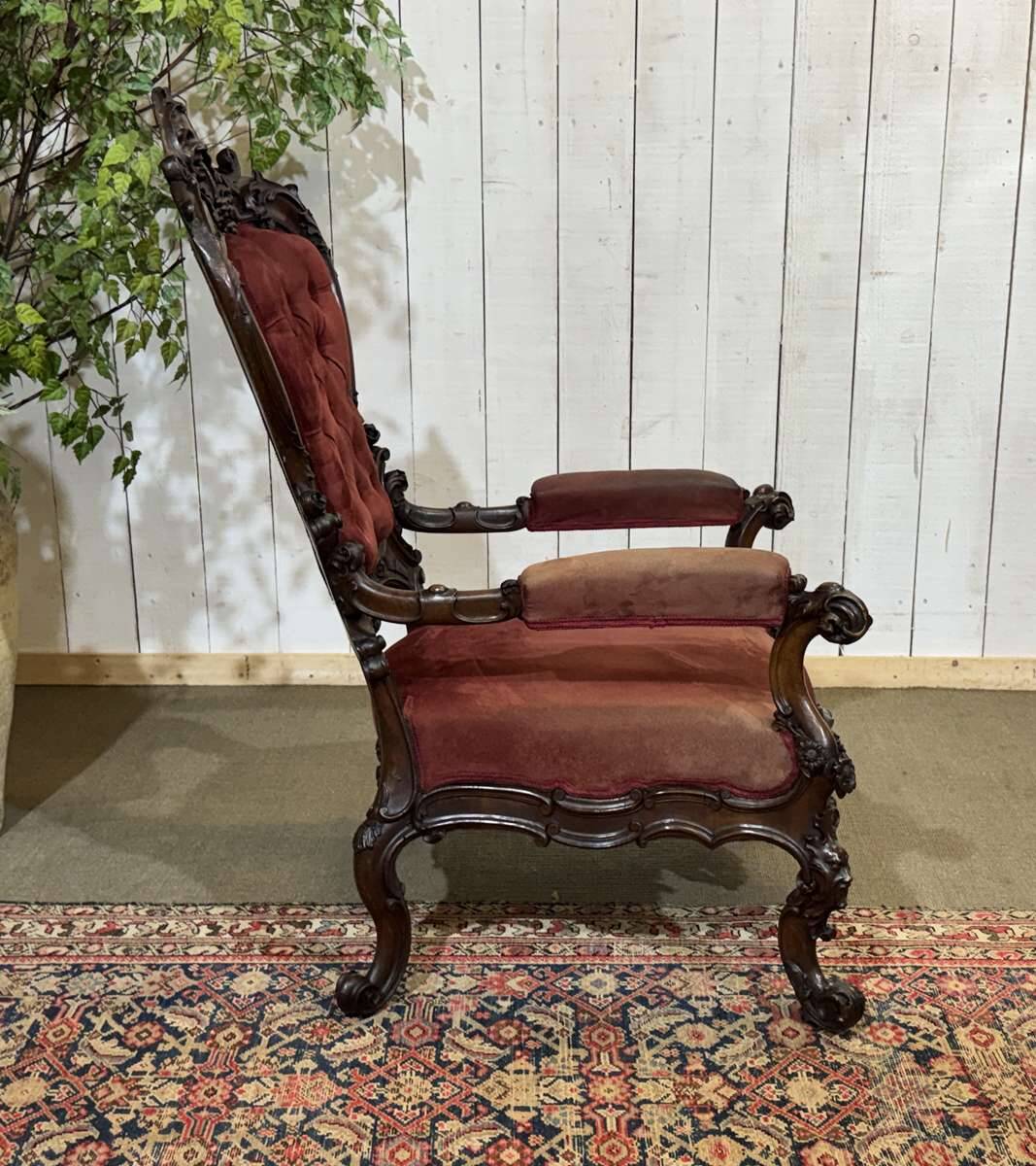 Fauteuil en acajou 19ème richement sculpté de style baroque