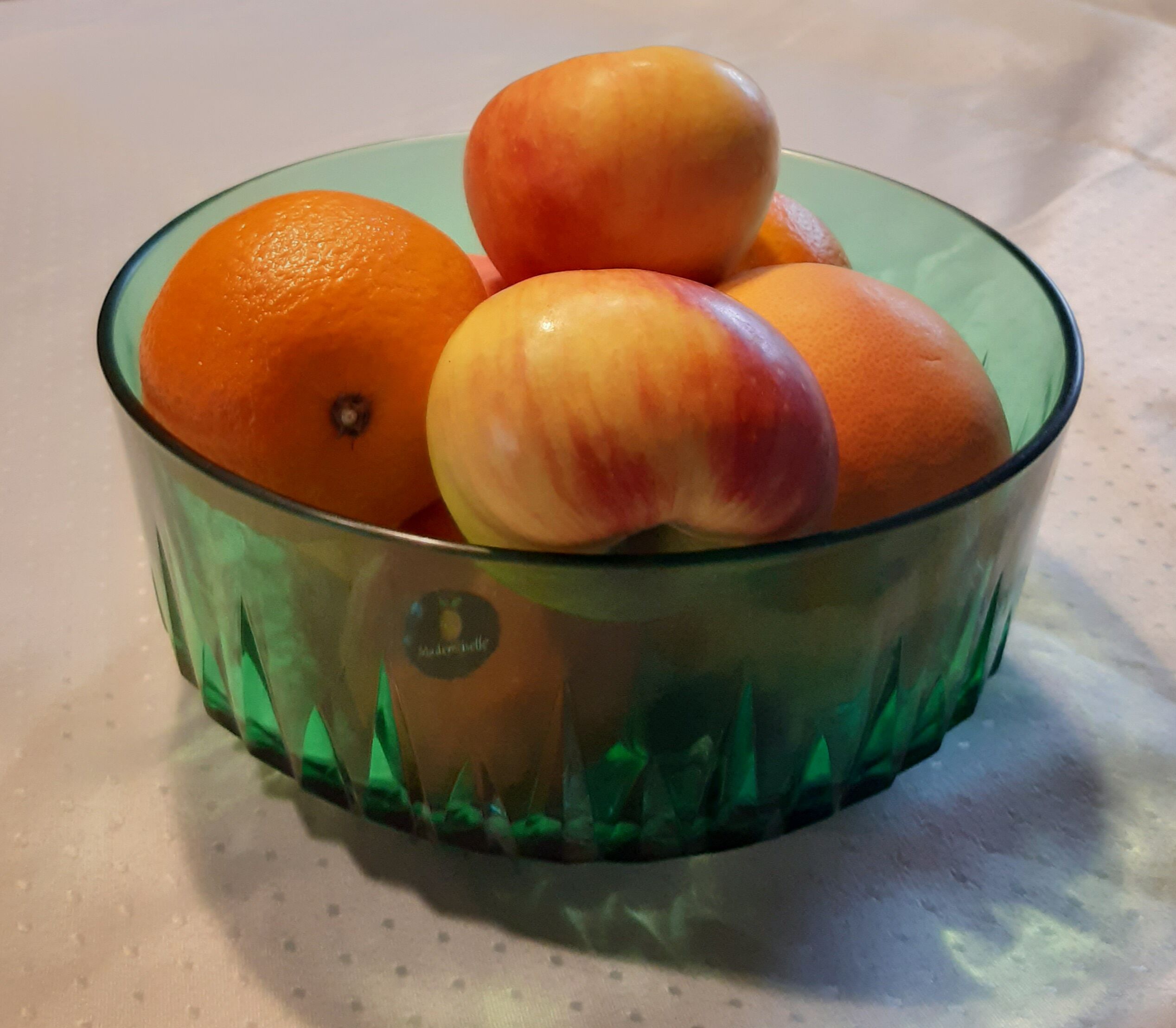 Green glass salad bowl 23 cm arcoroc