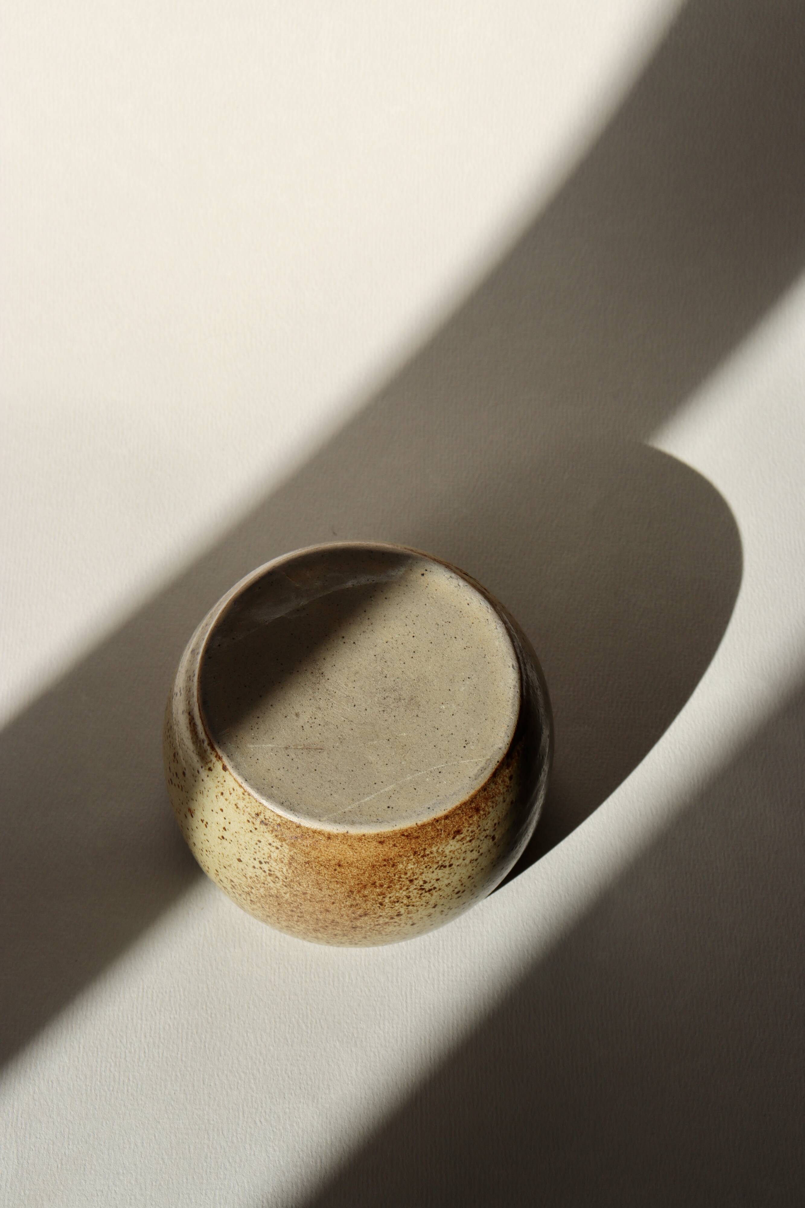 Pot en grès moucheté